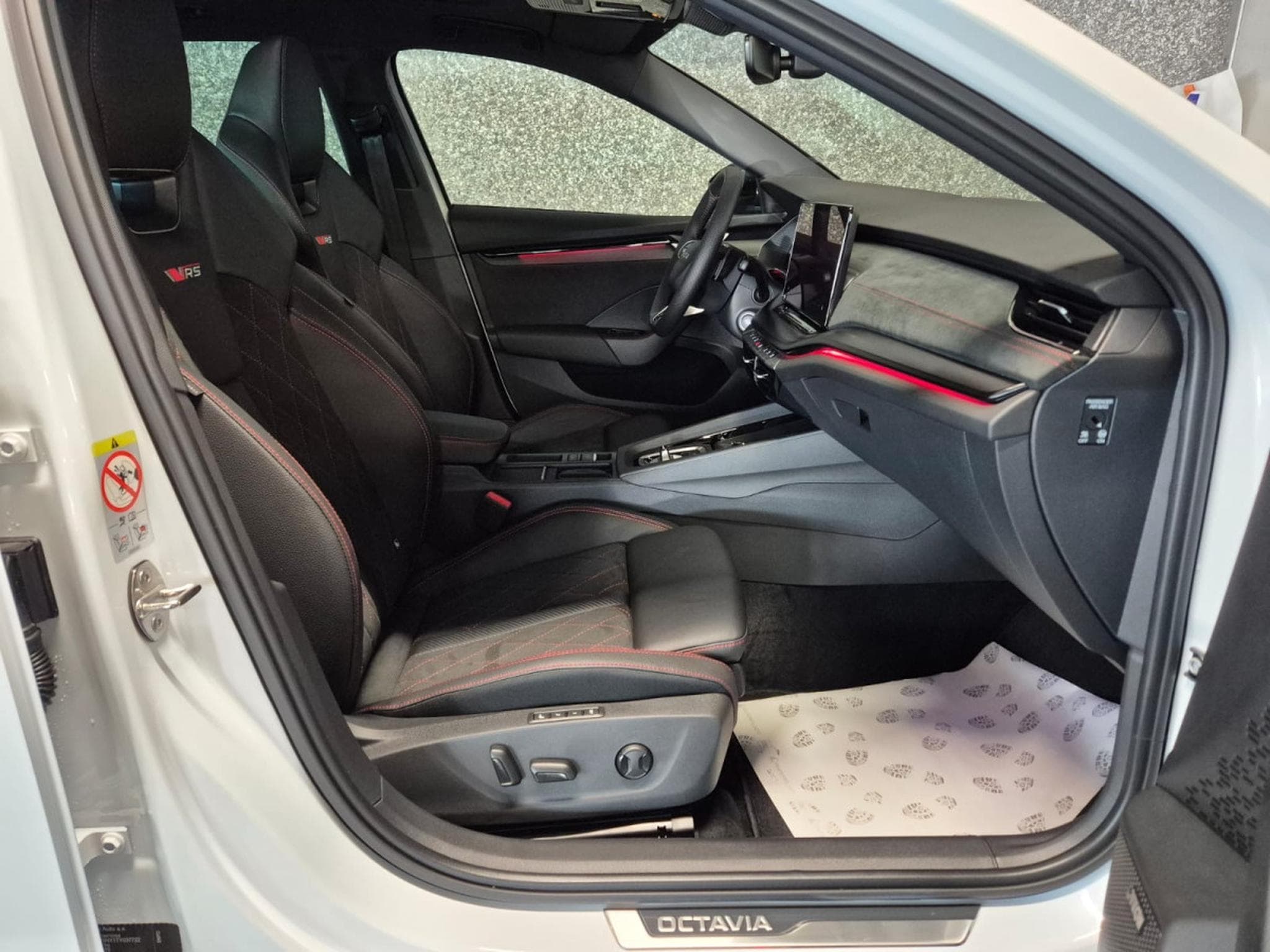 Skoda Octavia COMBI 2.0 TSI 265 RS DSG CANTON PANO CUIR NAVI (2026) - Photo 20