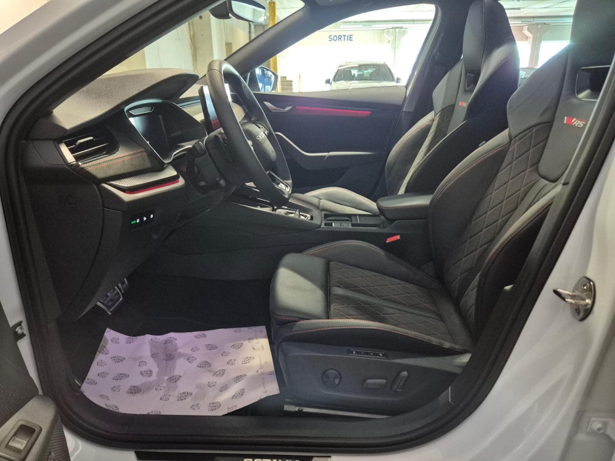 Skoda Octavia COMBI 2.0 TSI 265 RS DSG CANTON PANO CUIR NAVI (2026) - Photo 8