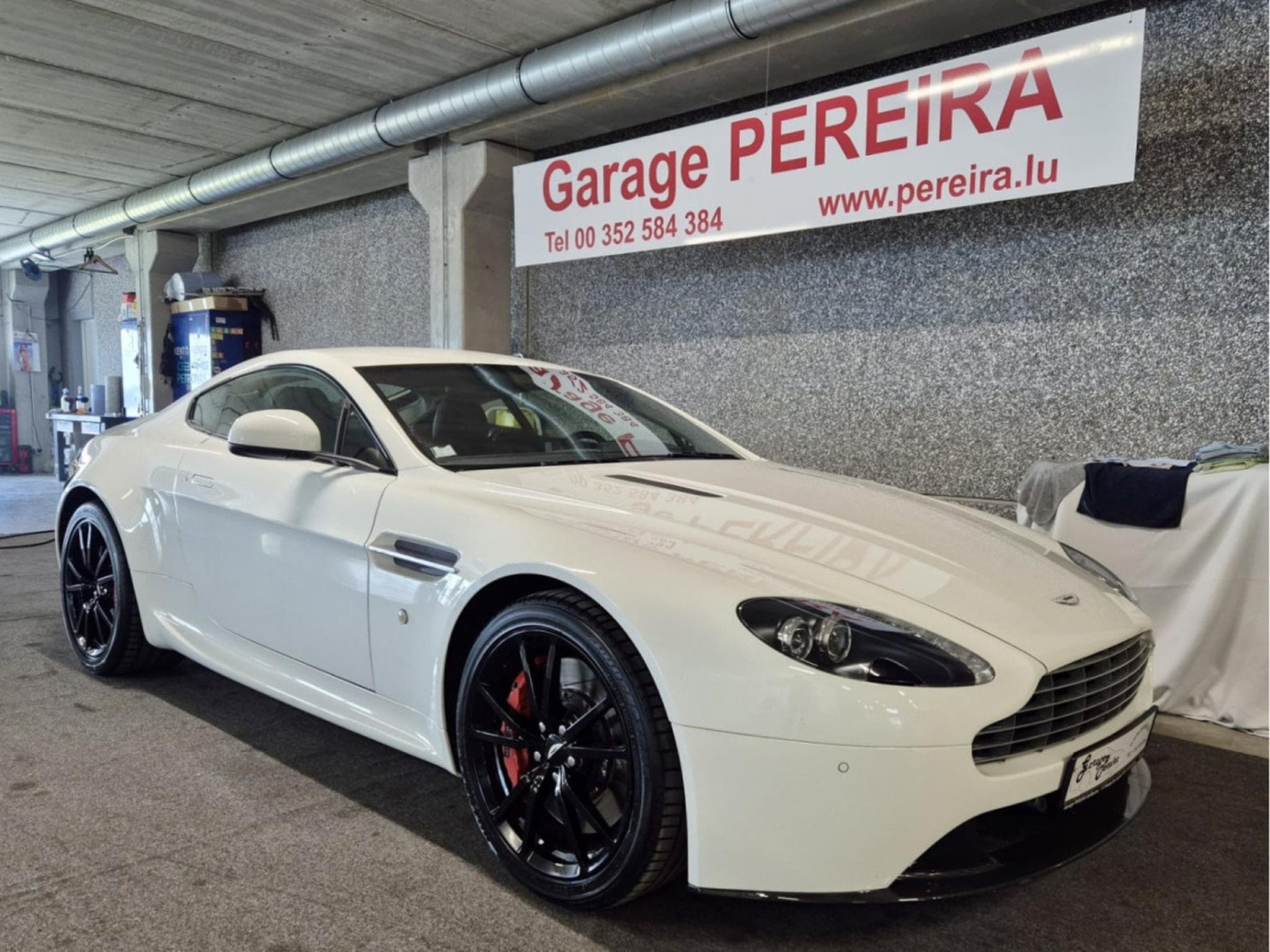 Aston-Martin V8 Vantage EUROPA CARBON CUIR NAVI (2013) - Photo 1