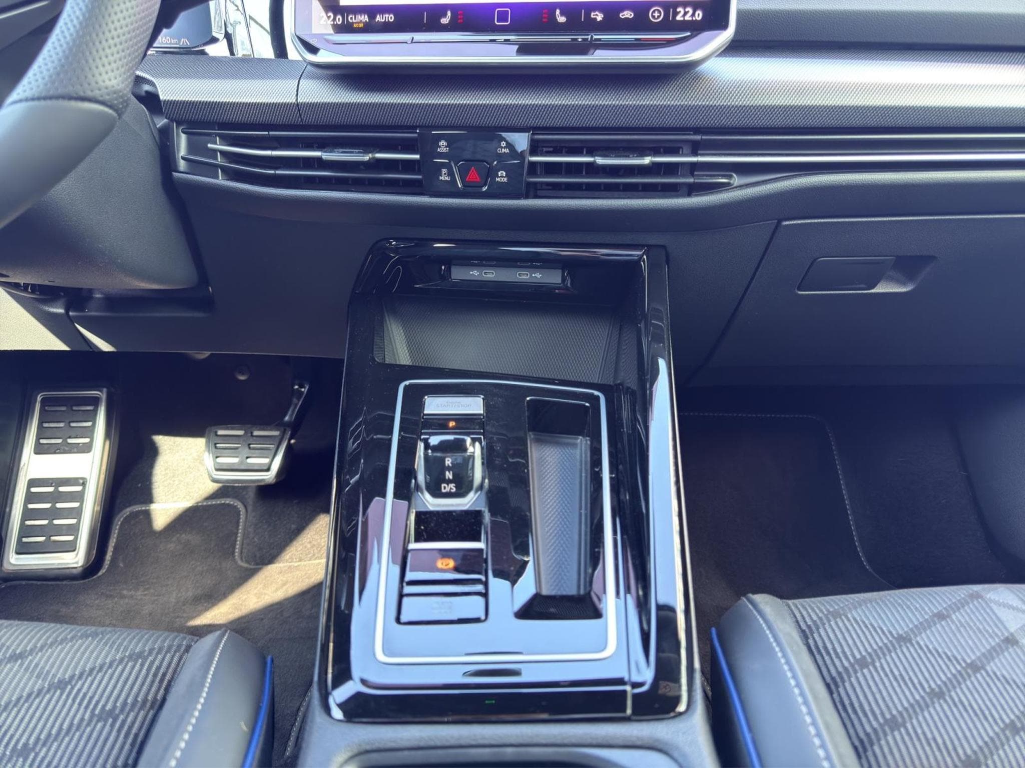 VW Golf R-Line (2026) - Photo 12