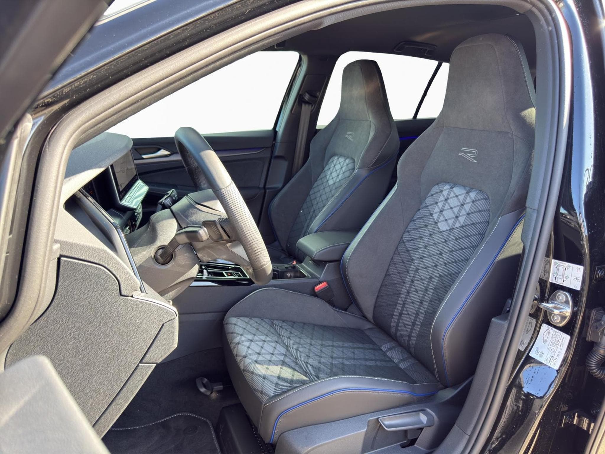 VW Golf R-Line (2026) - Photo 2