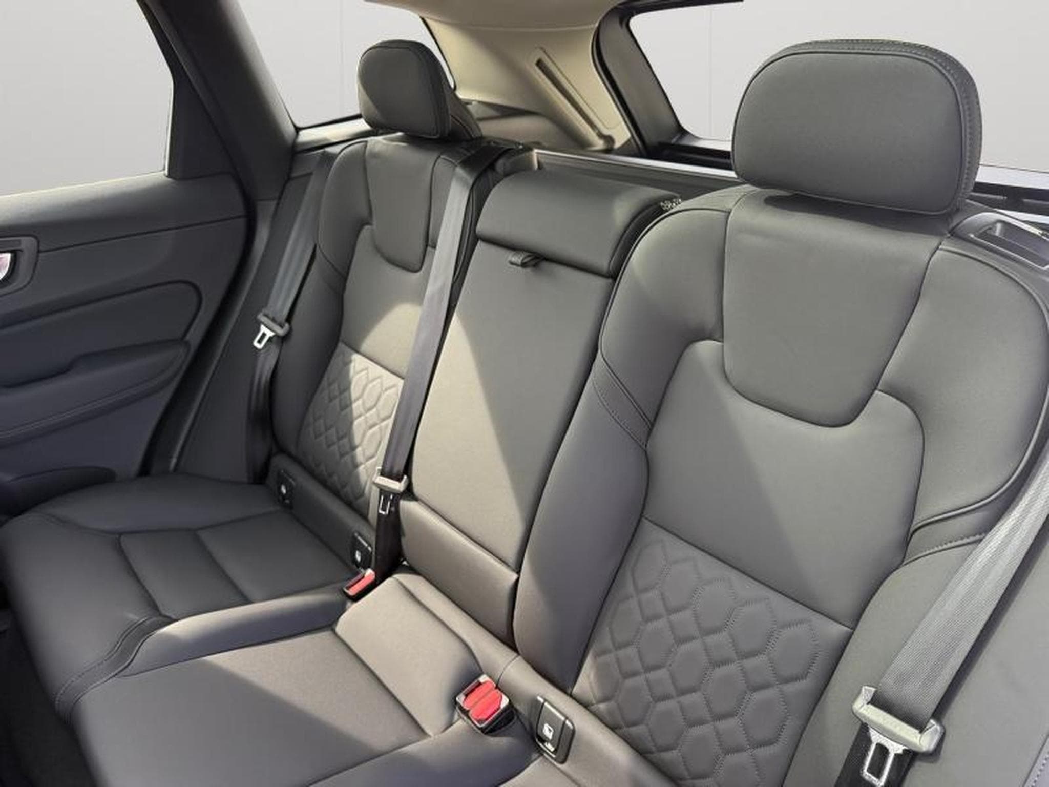 Volvo XC60 Facelift T6  Plus Dark (2025) - Photo 13