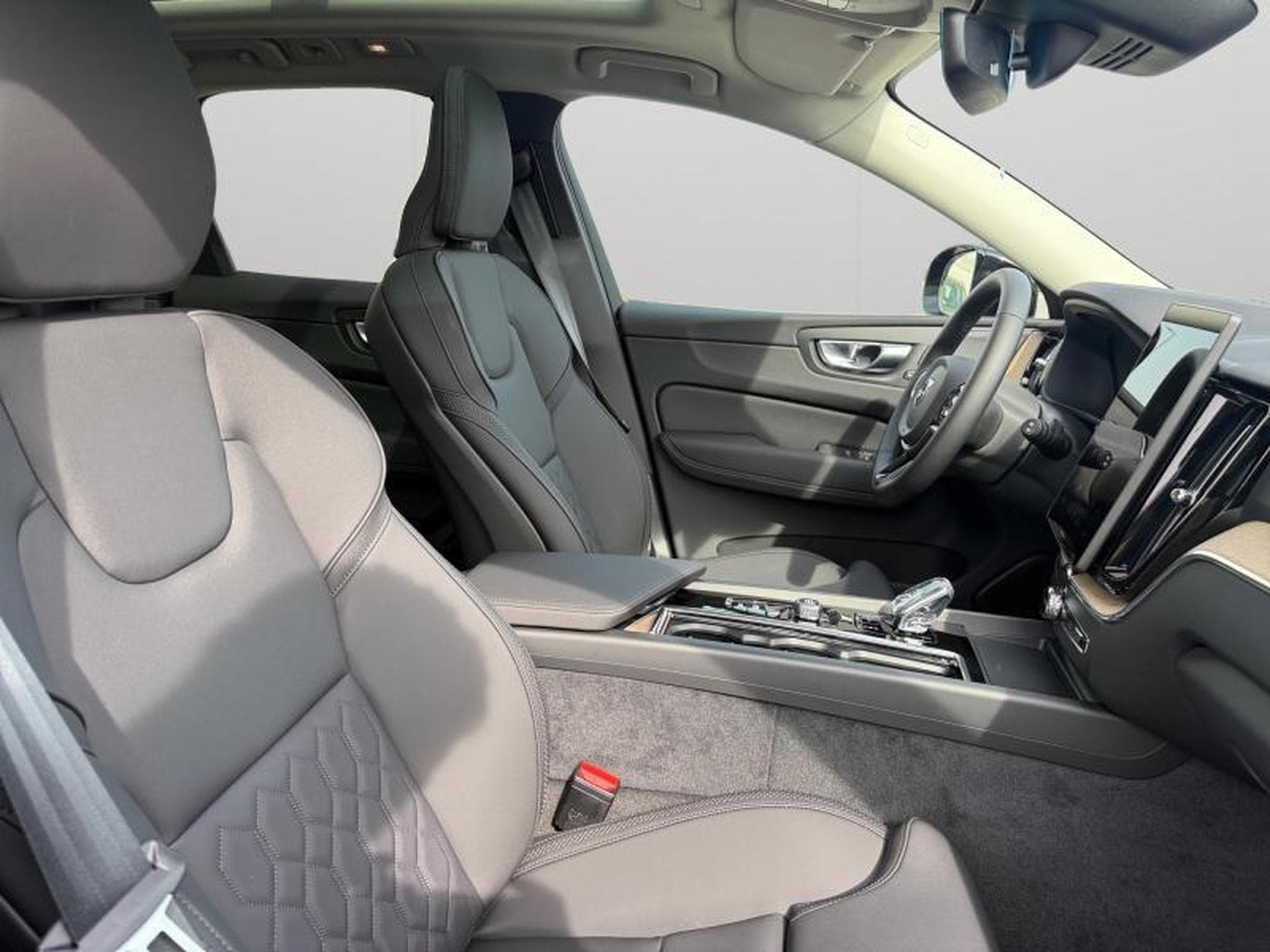 Volvo XC60 Facelift T6  Plus Dark (2025) - Photo 15