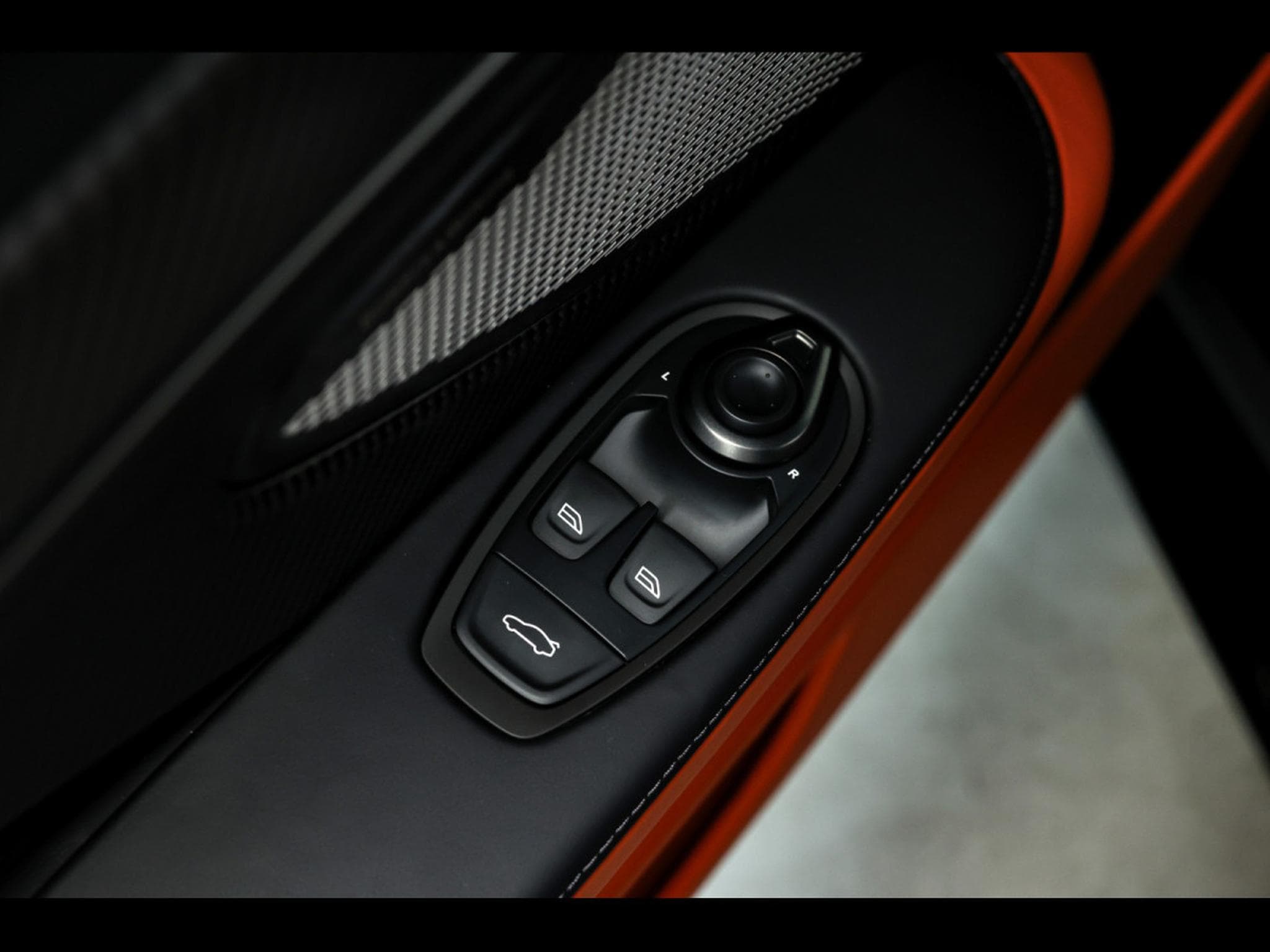 Aston-Martin Vanquish III VOLANTE V12 BI-TURBO 5.2°XPEL STEALTH (2025) - Photo 16