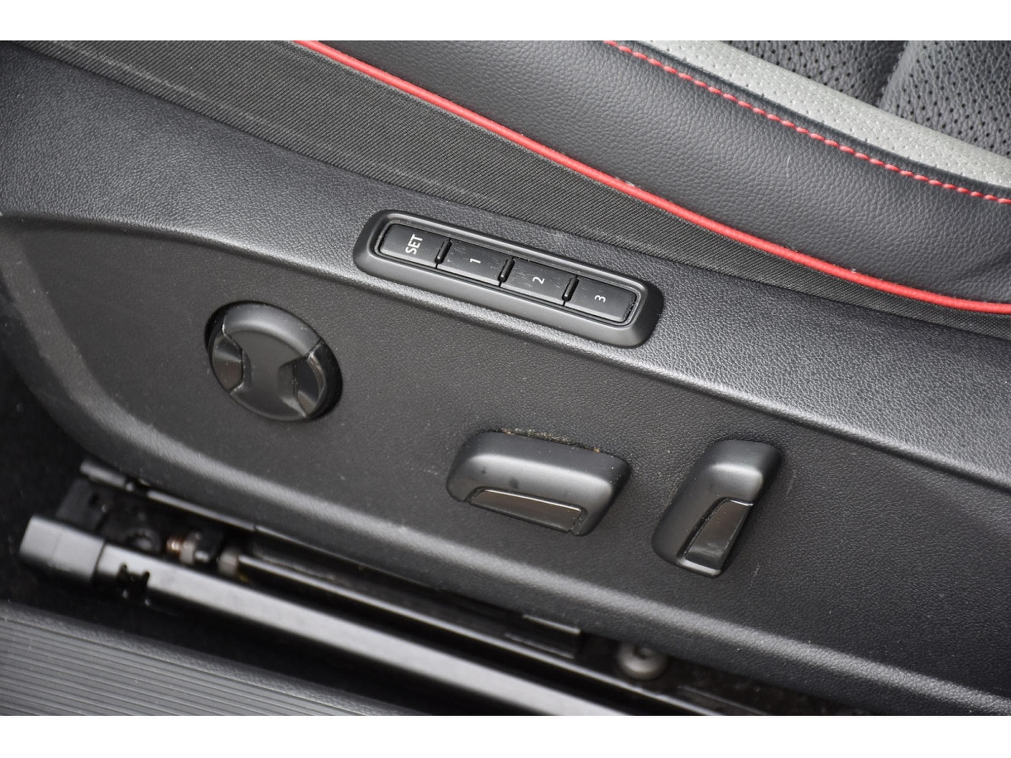 VW Golf GTI 2.0 TSI DSG CUIR MEMO HARMAN ACC TRAVEL GPS (2021) - Foto 23