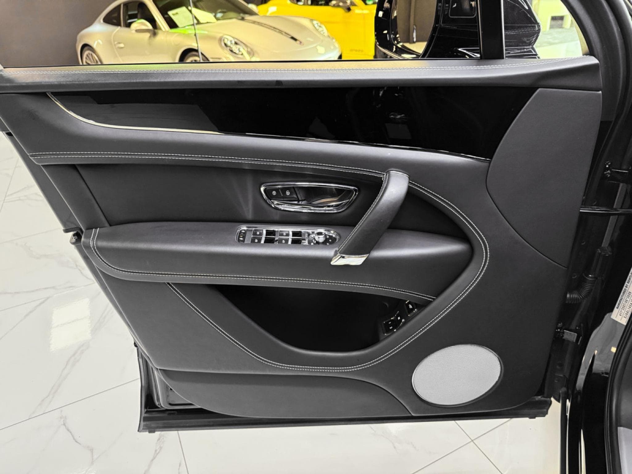 Bentley Bentayga 4.0 V8 / 1ST HAND / FULL BENTLEY SERVICE (2018) - Photo 15