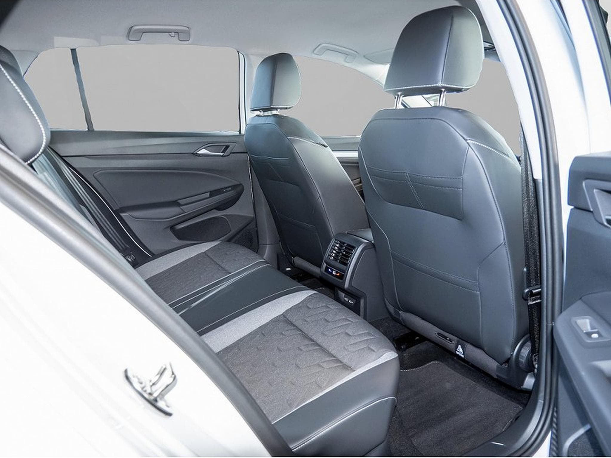 VW Golf (2025) - Photo 4