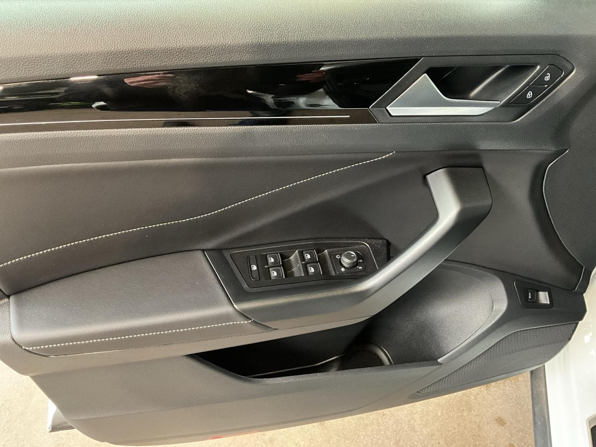 VW T-Roc R-Line+DSG+Black-Style+Pano+RearView (2024) - Foto 14