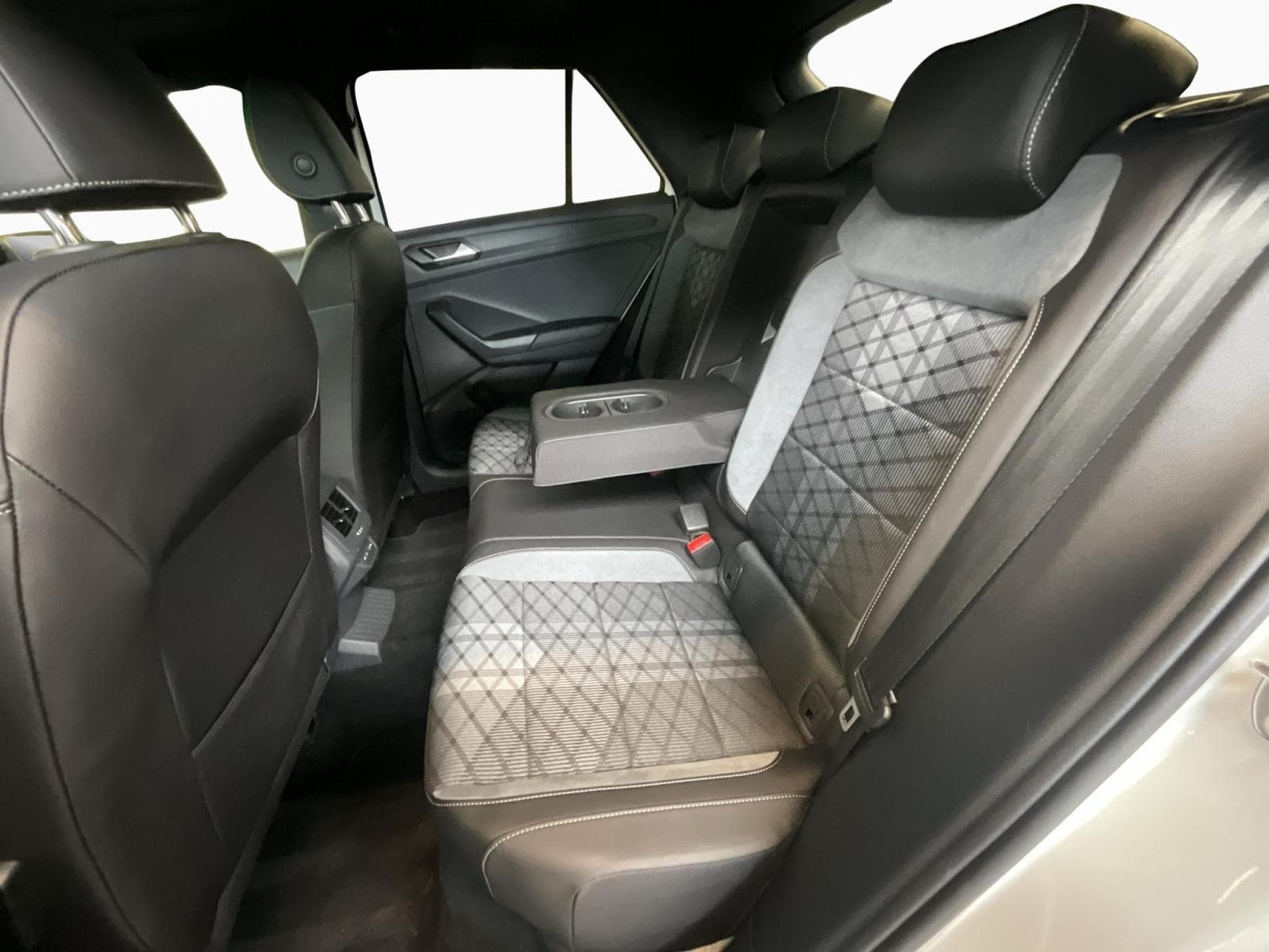 VW T-Roc R-Line+DSG+Black-Style+Pano+RearView (2024) - Foto 16