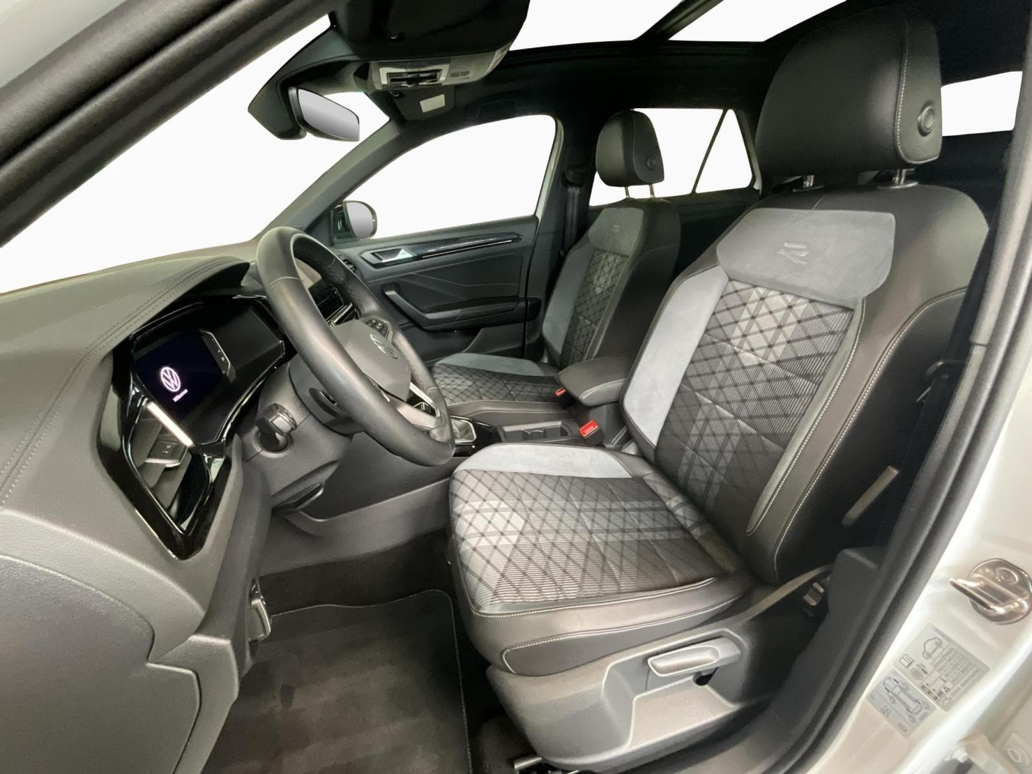 VW T-Roc R-Line+DSG+Black-Style+Pano+RearView (2024) - Foto 9