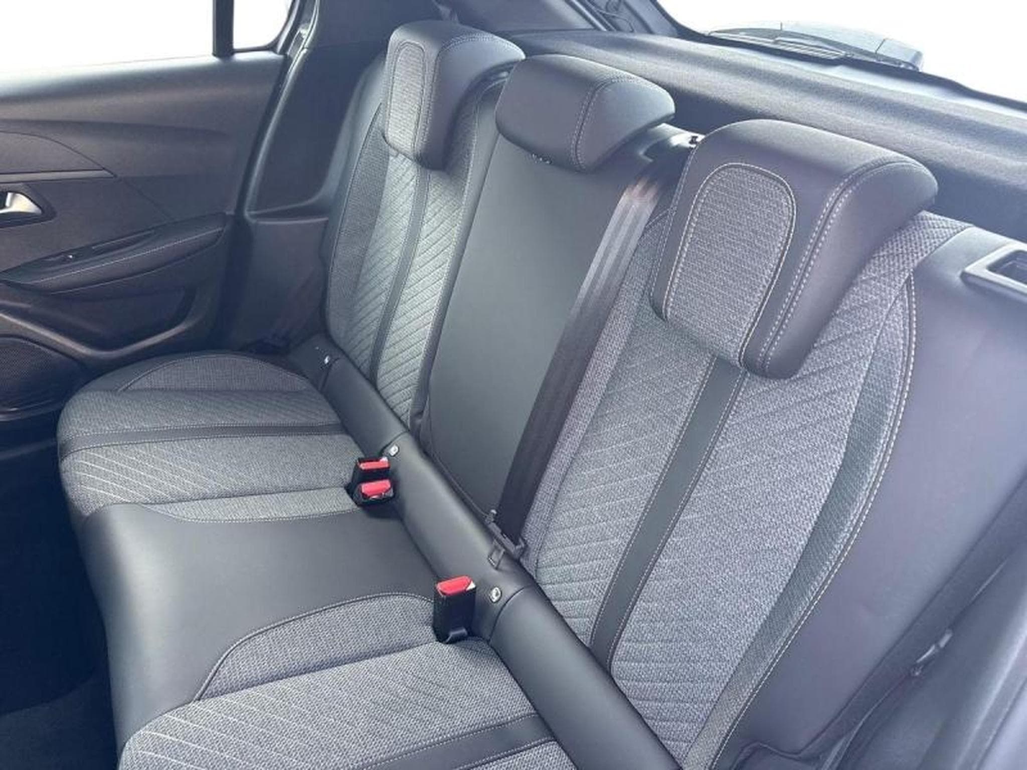 PEUGEOT 208 1.2 Hybrid 100ch Allure e-DCS6 (2024) - Photo 5