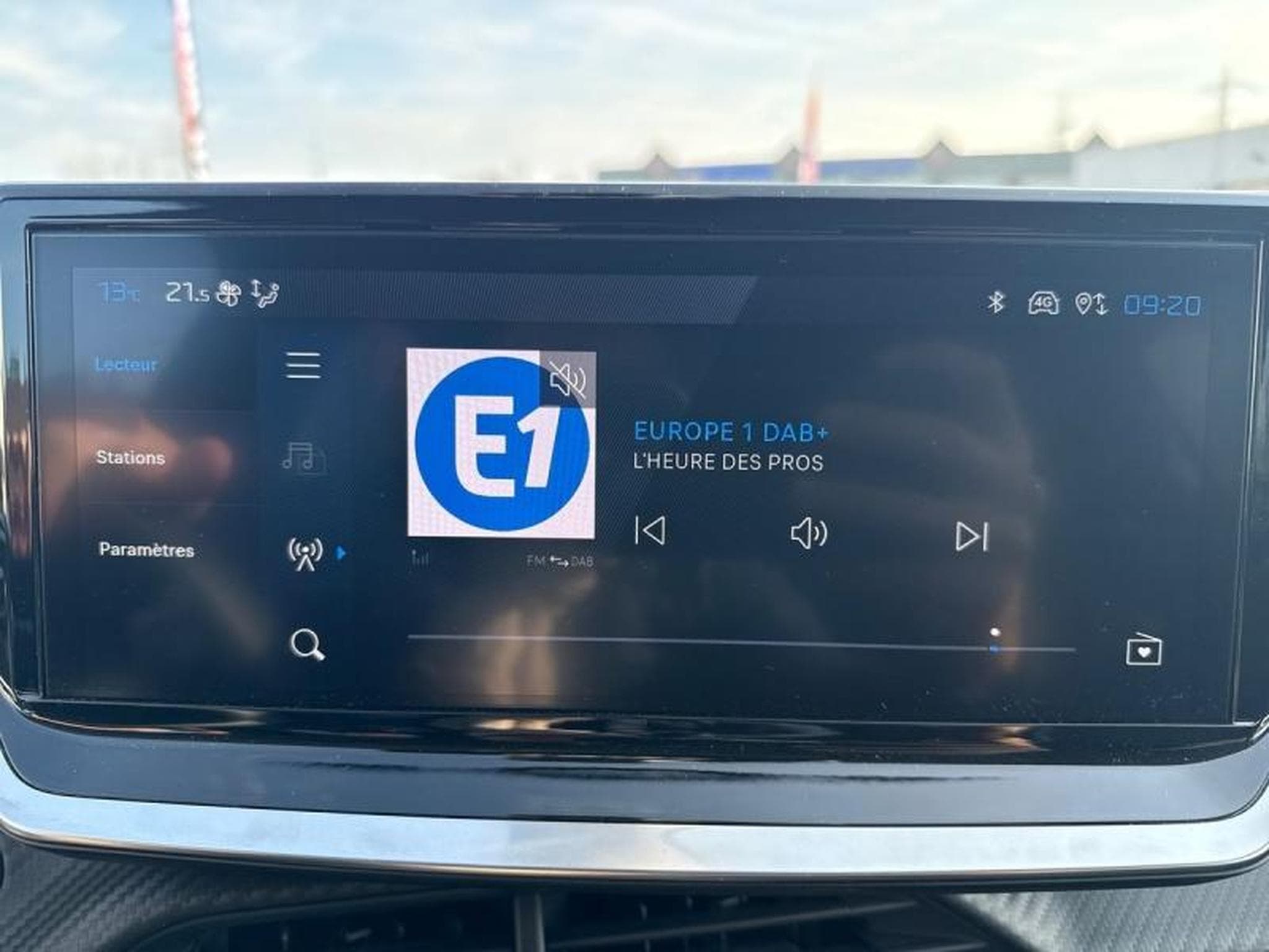 PEUGEOT 208 1.2 Hybrid 100ch Allure e-DCS6 (2024) - Photo 8