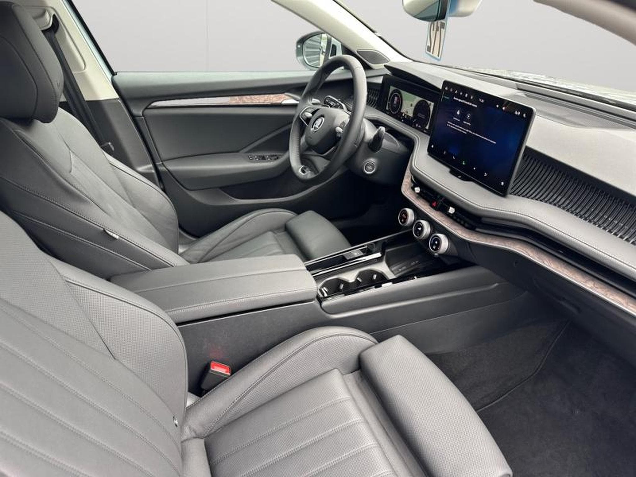 Skoda Superb L&K / DSG  / 360 / Diesel (2024) - Photo 10