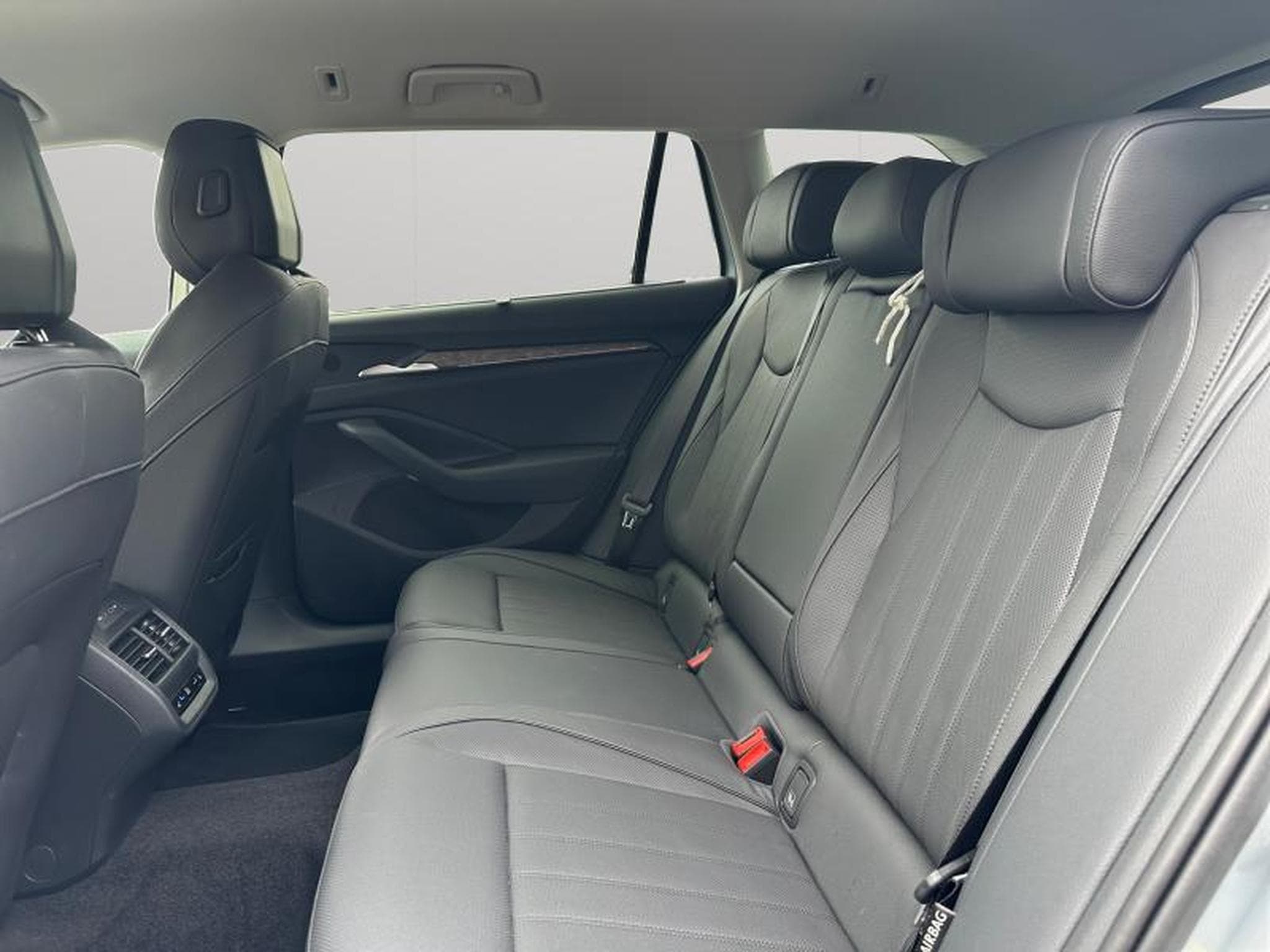 Skoda Superb L&K / DSG  / 360 / Diesel (2024) - Photo 11