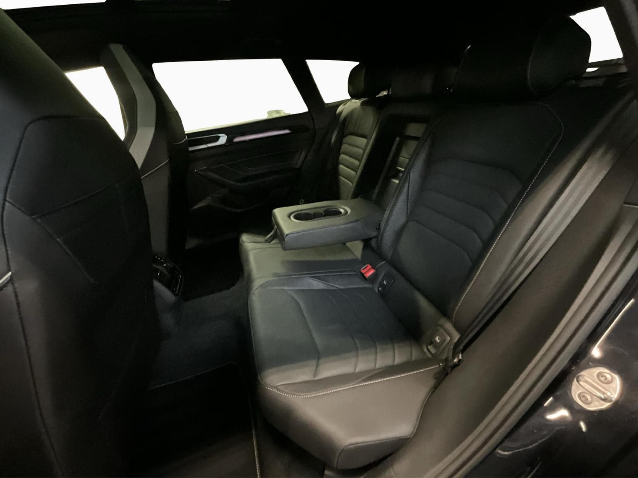 VW Arteon R-Line+SB+4M+AHK+Design+ (2024) - Photo 16