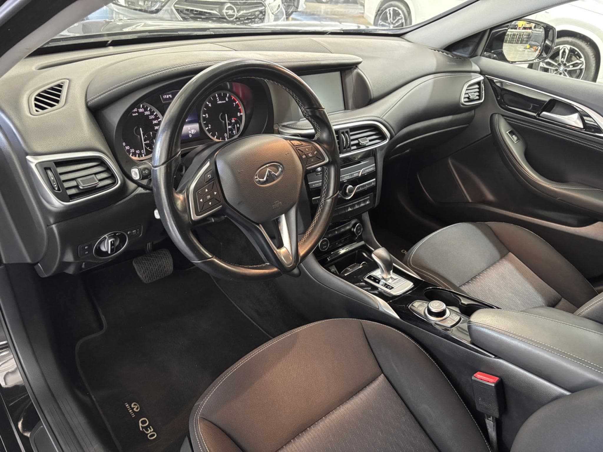 Infiniti Q30 1.6 DCT Sport (2017) - Foto 10