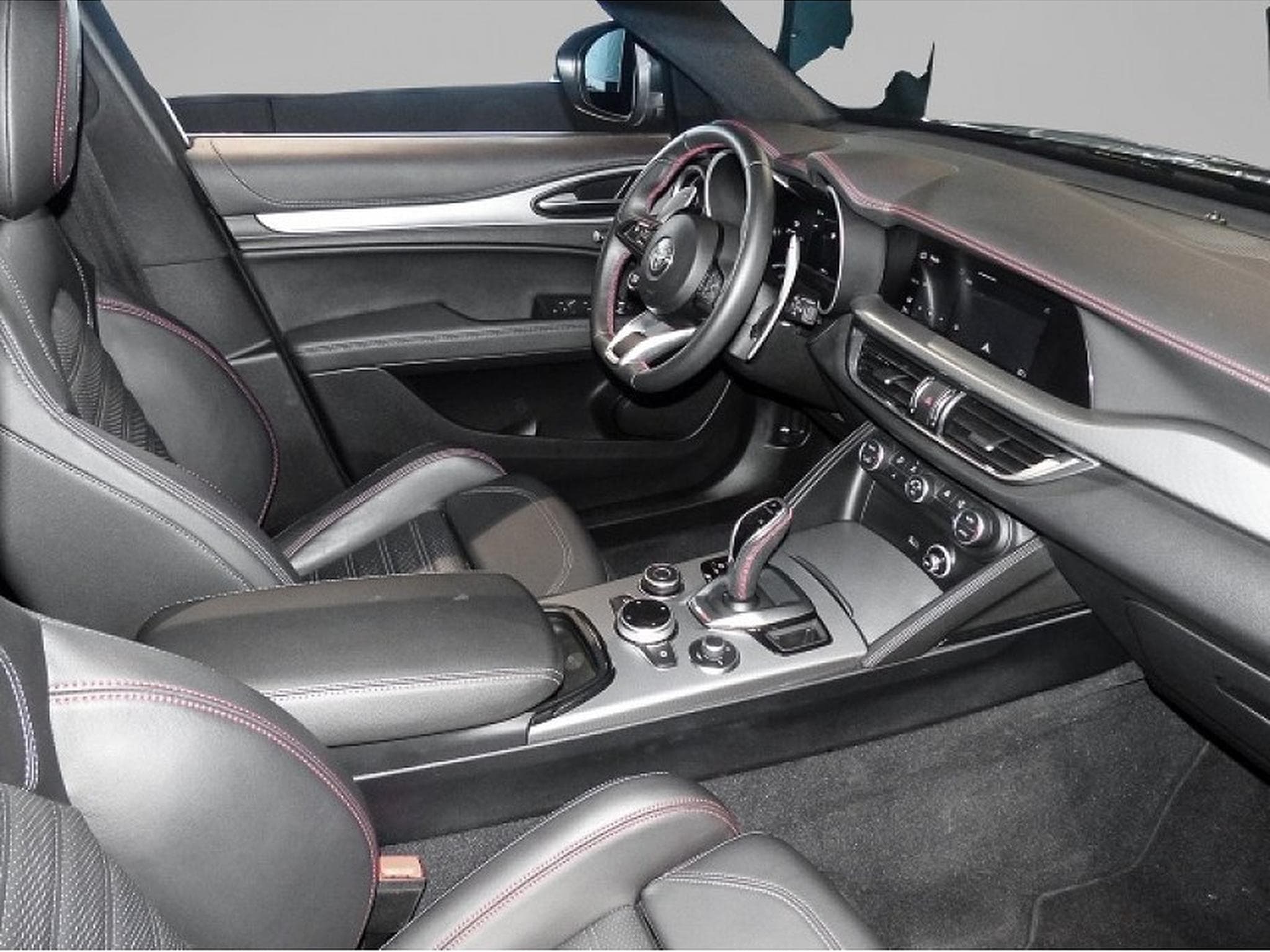 Alfa-Romeo Stelvio (2023) - Photo 3