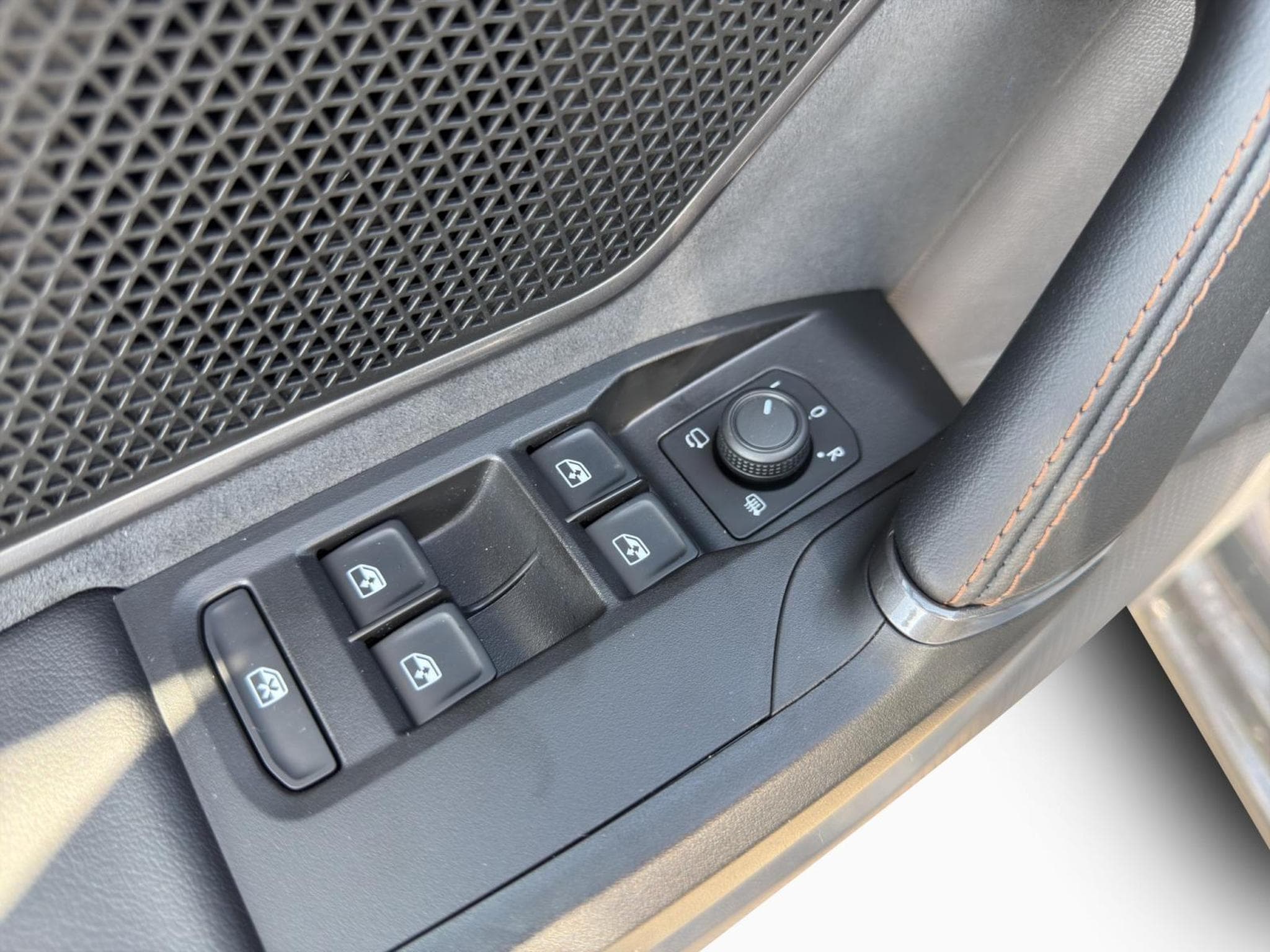 Cupra Leon eTSI (2026) - Photo 14