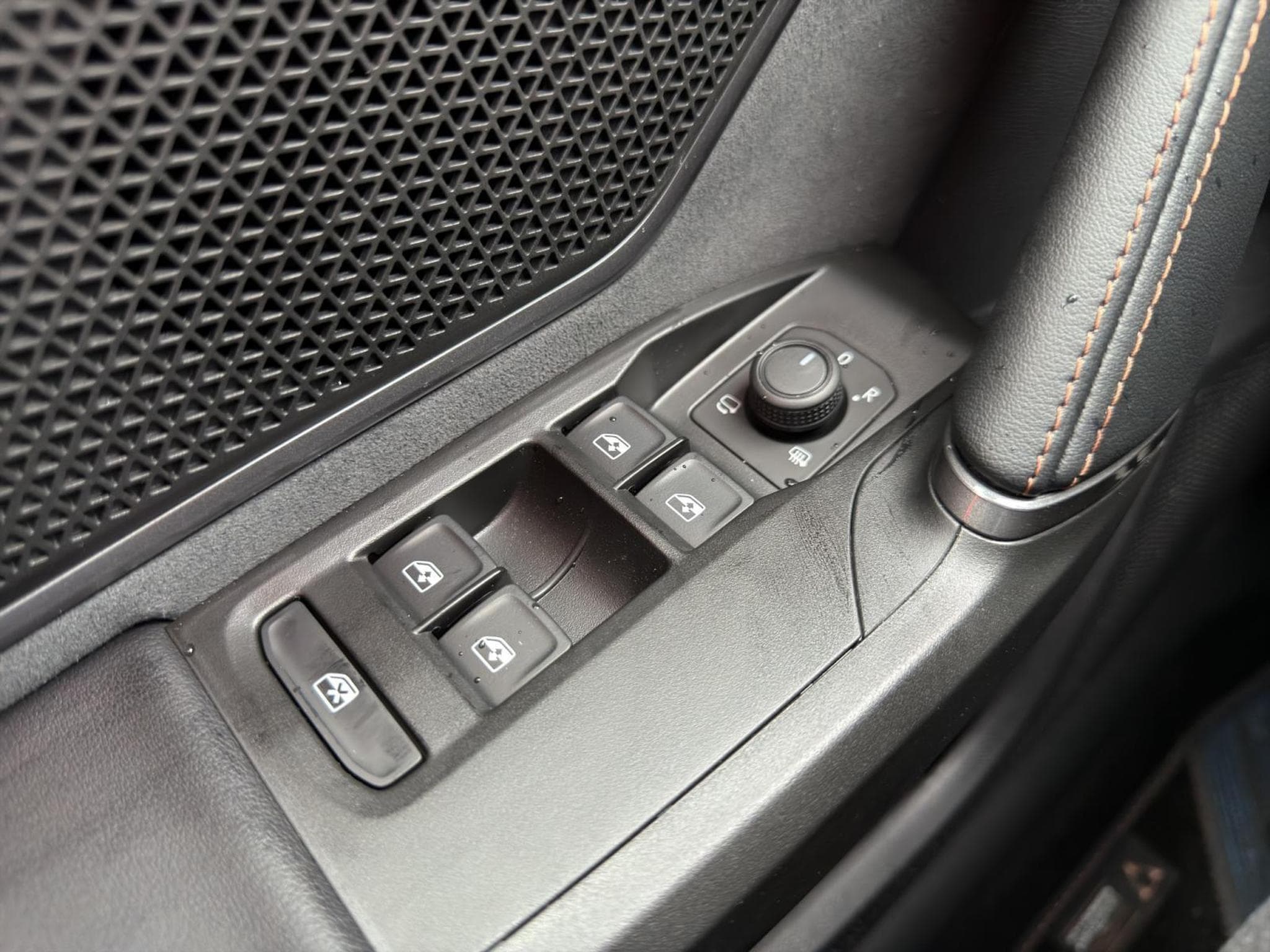 Cupra Leon eTSI (2026) - Photo 14