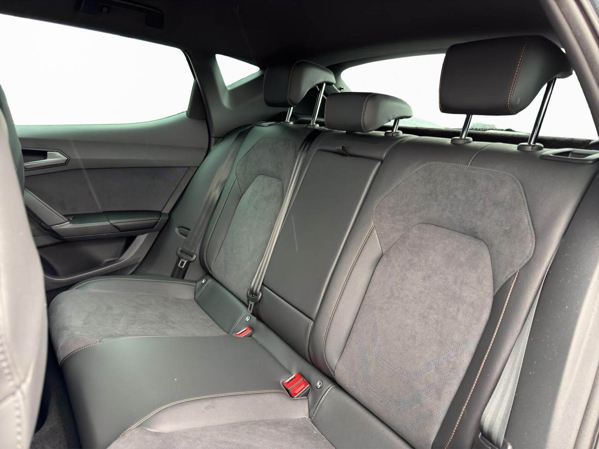 Cupra Leon eTSI (2026) - Photo 16