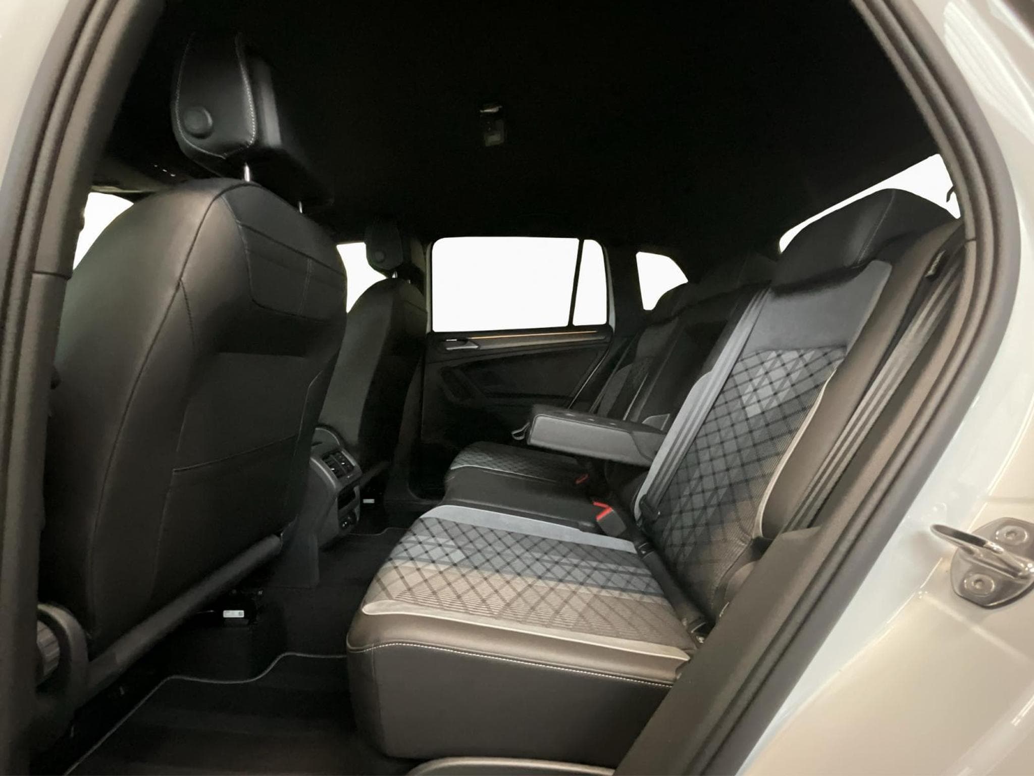 VW Tiguan R-Line+DSG+4M+Black-Style+AHK (2024) - Photo 15