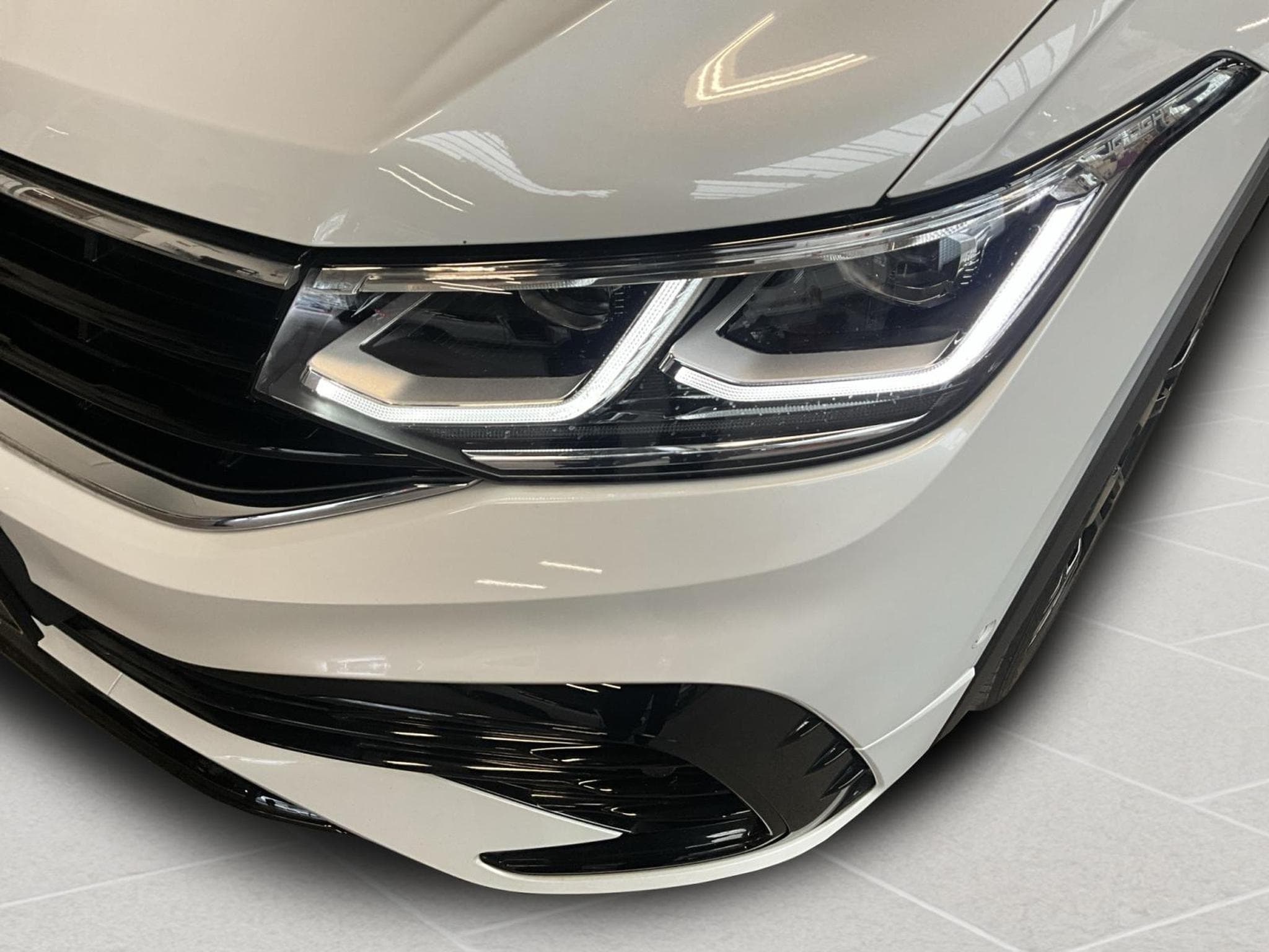 VW Tiguan R-Line+DSG+4M+Black-Style+AHK (2024) - Photo 17