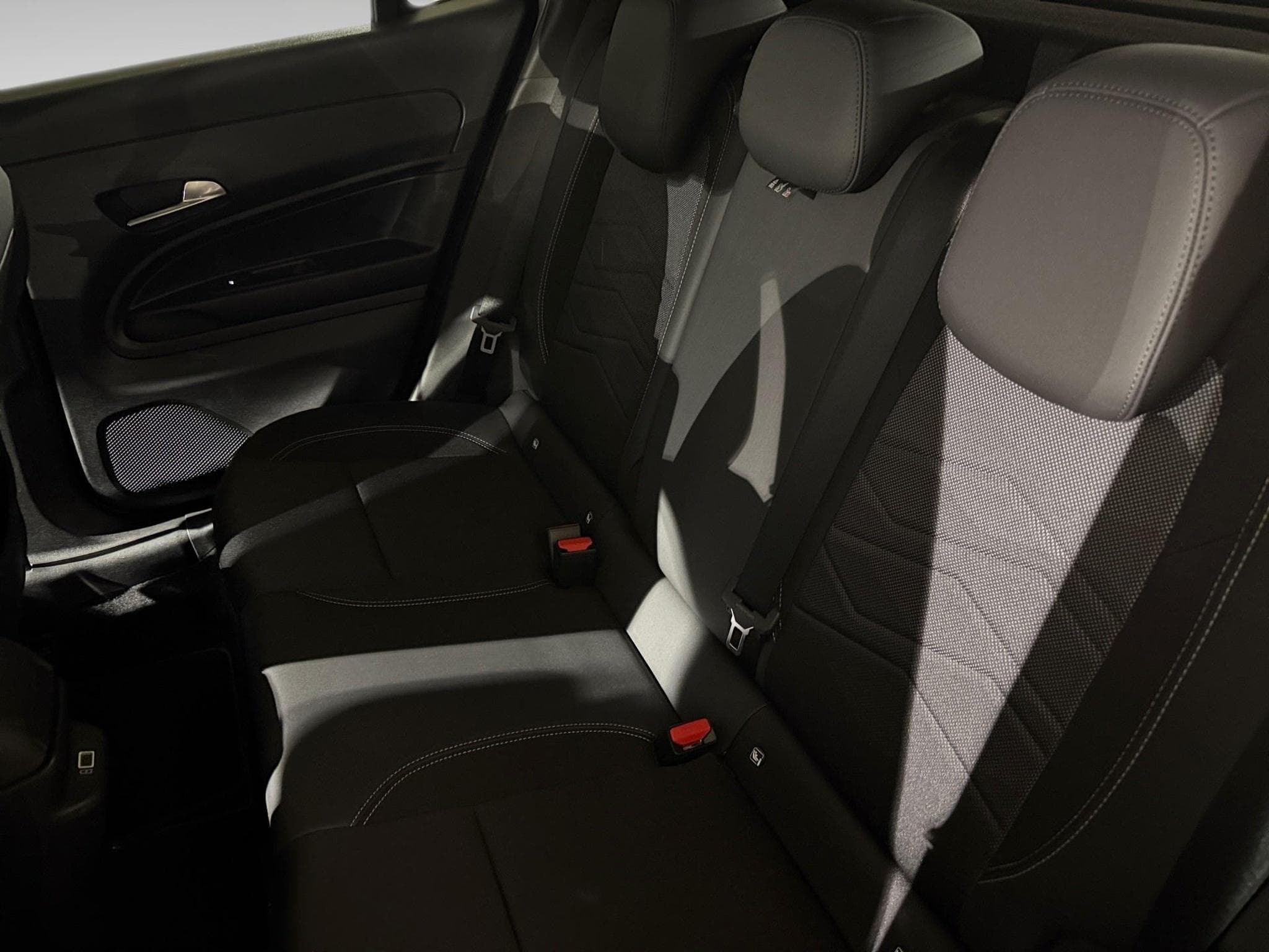 Jeep Avenger 1.2 MY25 Altitude - 4X2- 1.2L 100hp e-Hybrid (2025) - Photo 11