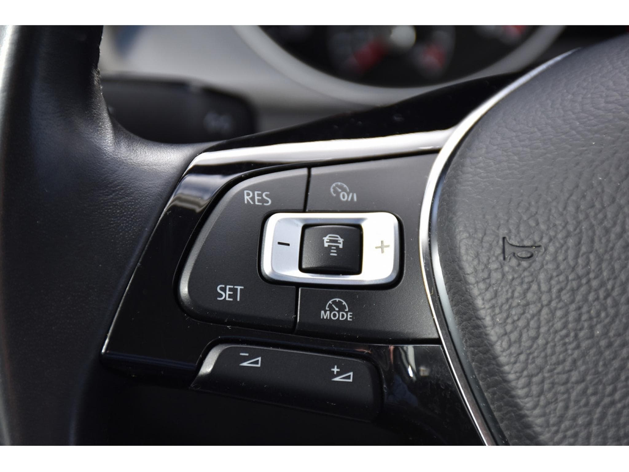 VW Golf 2.0 TDI R-Line SG CHFF ACC GPS PDC LED 1° MAIN (2018) - Foto 16