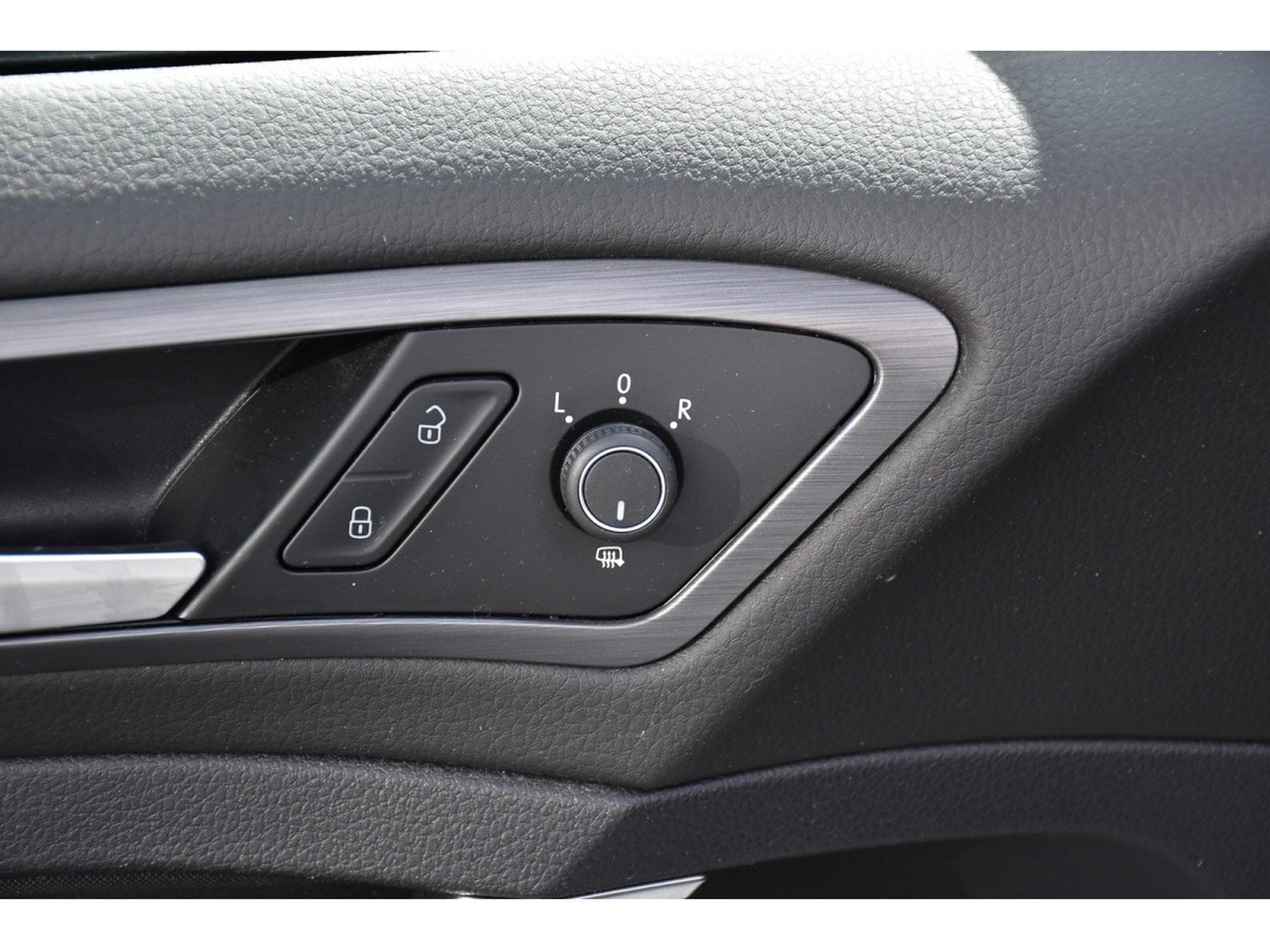 VW Golf 2.0 TDI R-Line SG CHFF ACC GPS PDC LED 1° MAIN (2018) - Foto 17