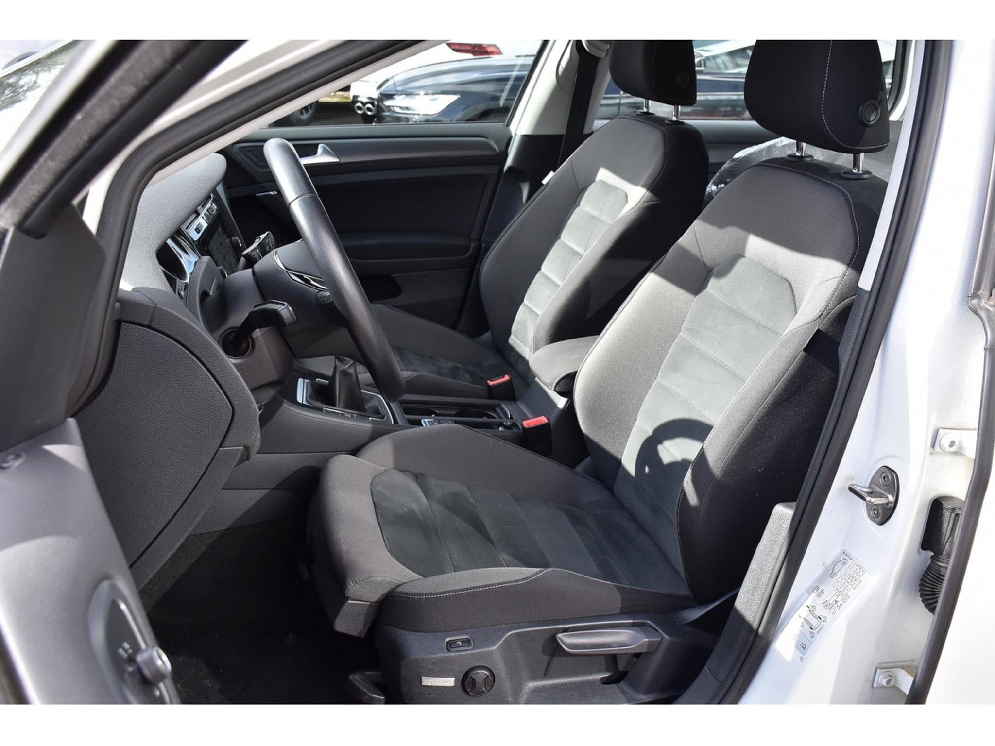 VW Golf 2.0 TDI R-Line SG CHFF ACC GPS PDC LED 1° MAIN (2018) - Foto 6