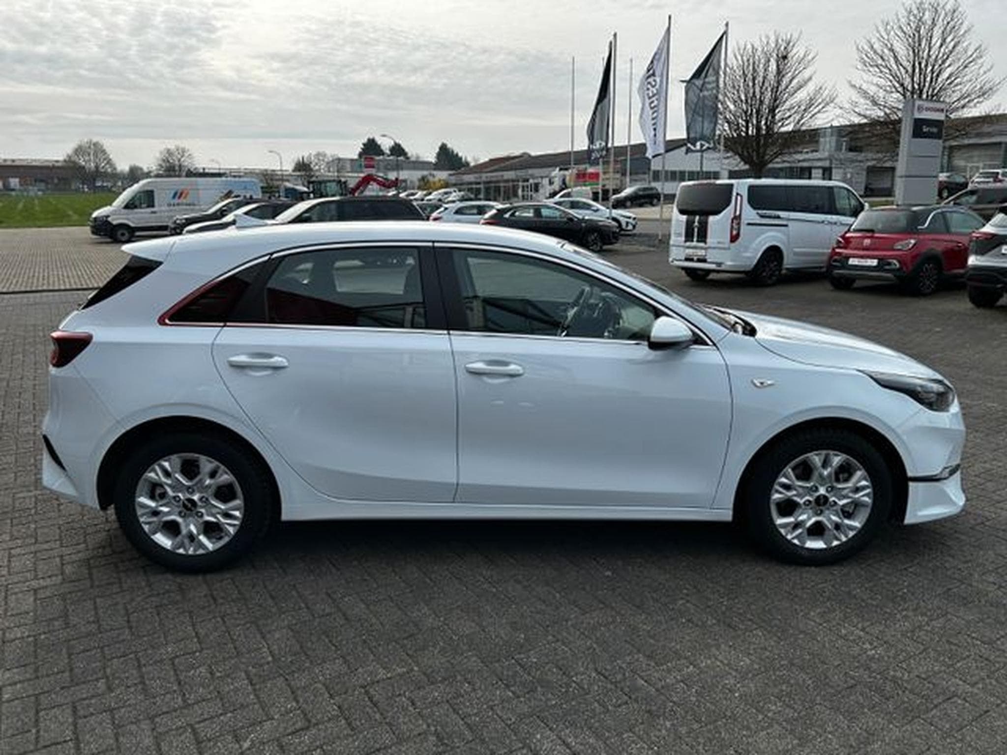 Kia Ceed Ceed 1.5 T-GDI DCT Vision Komfort+ Navi Kamera (2024) - Photo 9