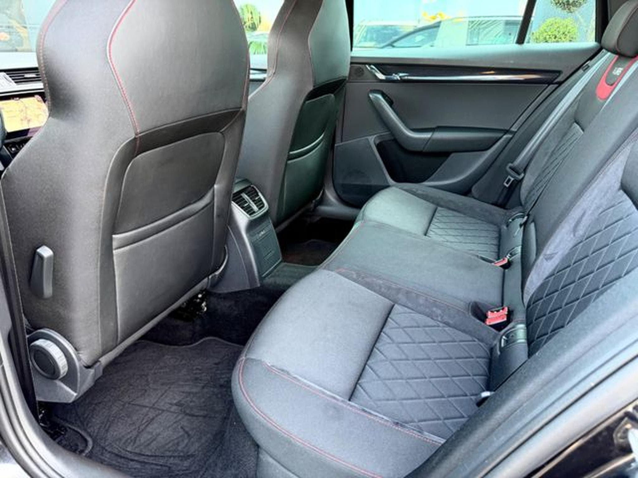 Skoda Octavia Octavia Combi RS 2.0 TDI DSG 4x4 /LED/ACC/CAM/ (2019) - Photo 14