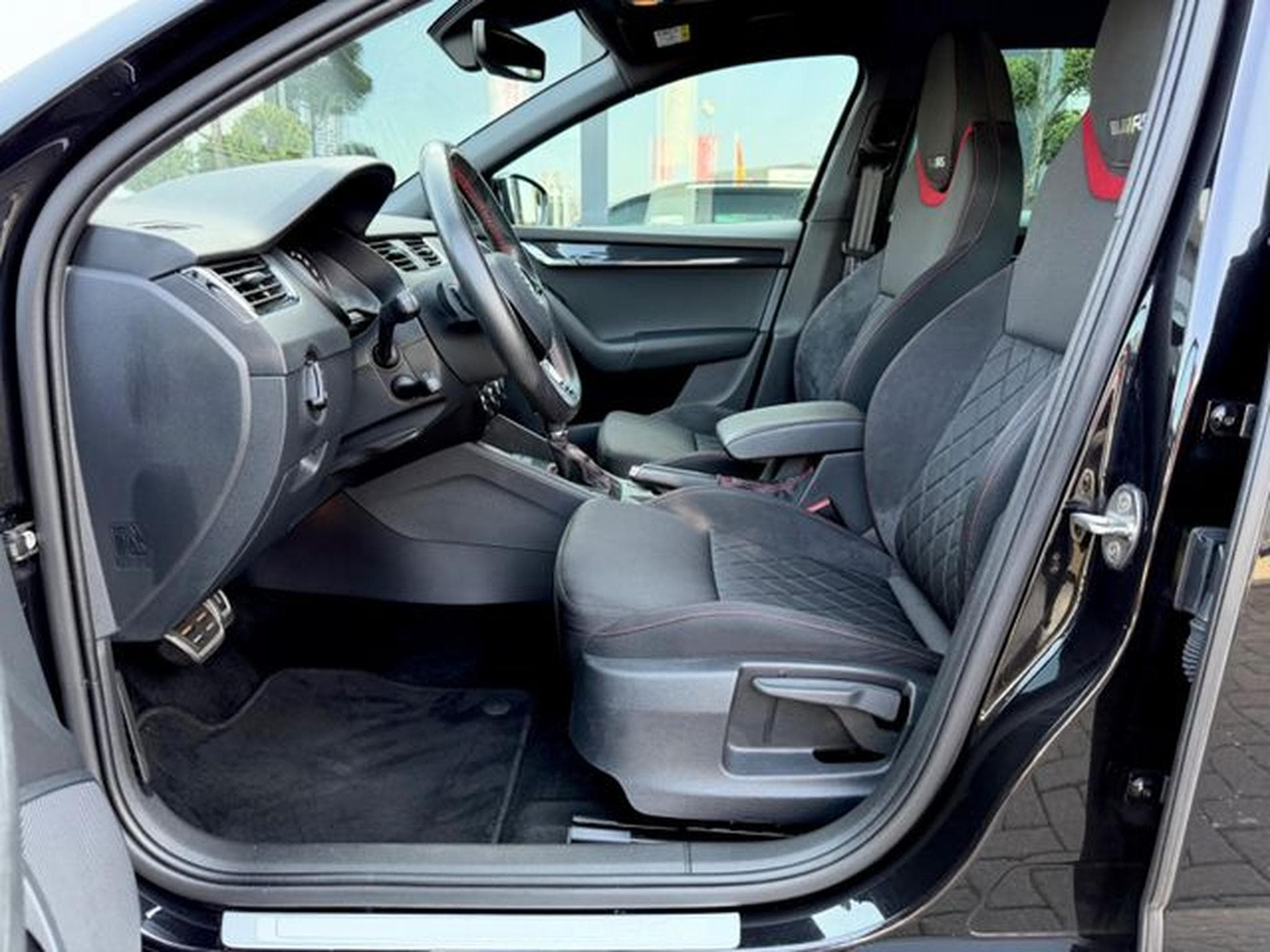 Skoda Octavia Octavia Combi RS 2.0 TDI DSG 4x4 /LED/ACC/CAM/ (2019) - Photo 9