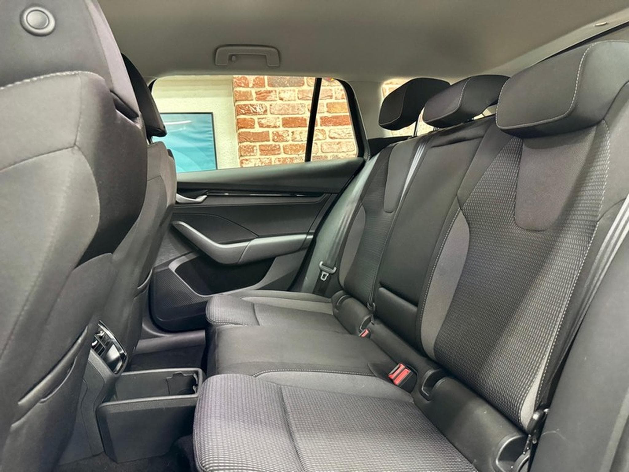 Skoda Octavia Octavia Combi 2.0 TDi 150cv Auto SELECTION (2024) - Foto 6