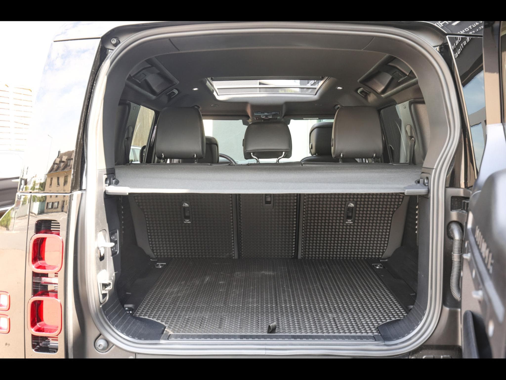 Land-Rover Defender 110 P425 X-DYNAMIC HSE - SANTORINI BLACK (2024) - Foto 18