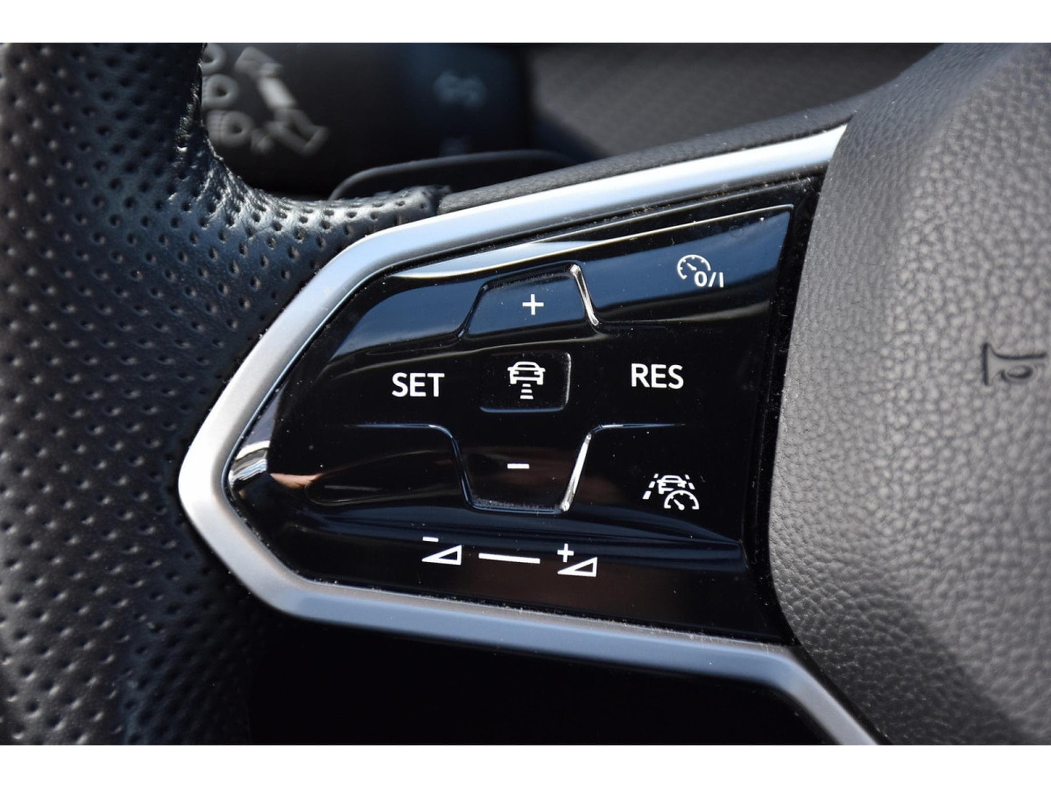 VW Golf 1.5 eTSI R-Line DSG ACC TRAVEL SIDE CAM PARK KEYLESS 1° MAIN (2021) - Foto 21