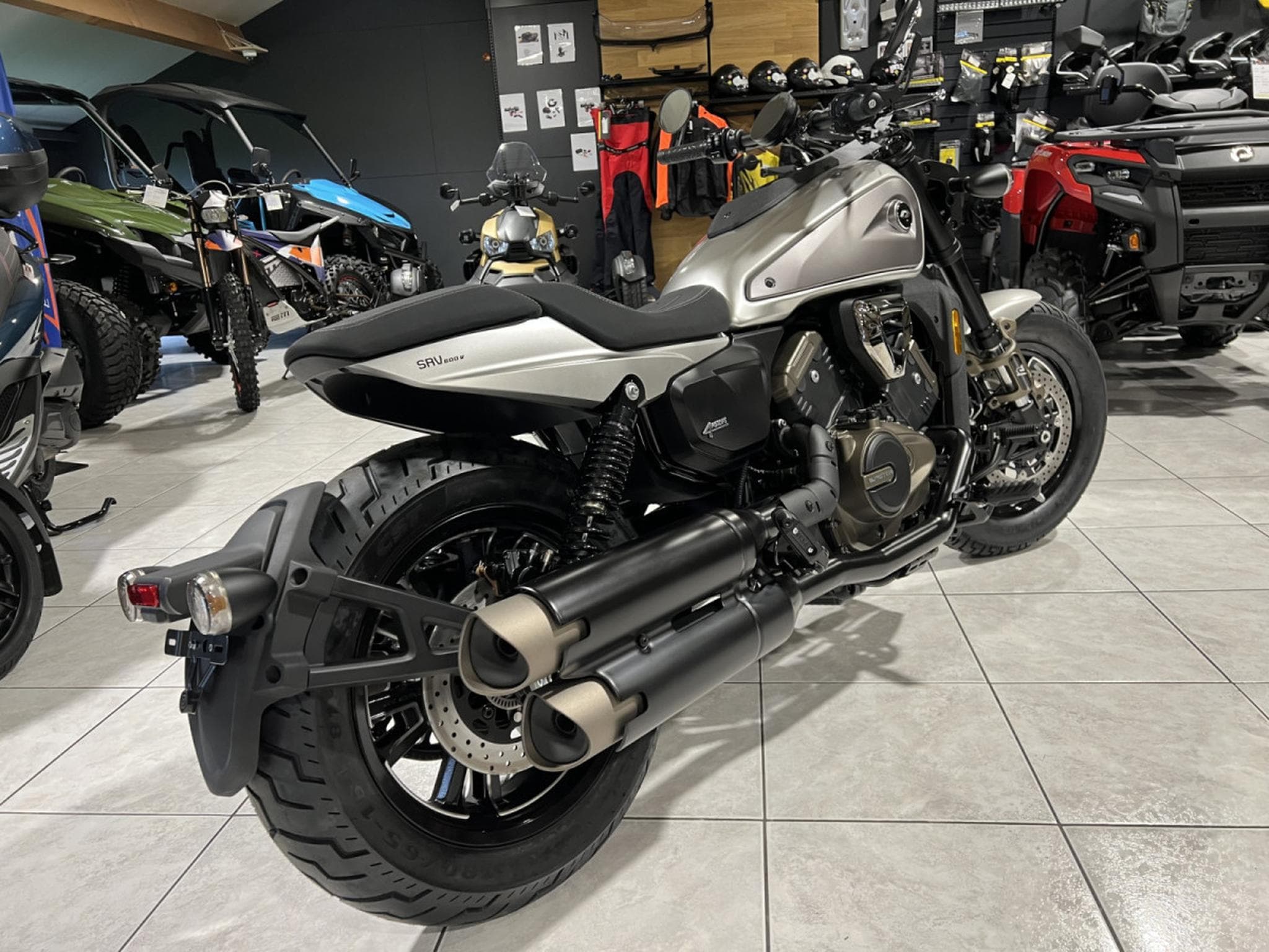 QJmotor SRV 600 V4 (2026) - Foto 3