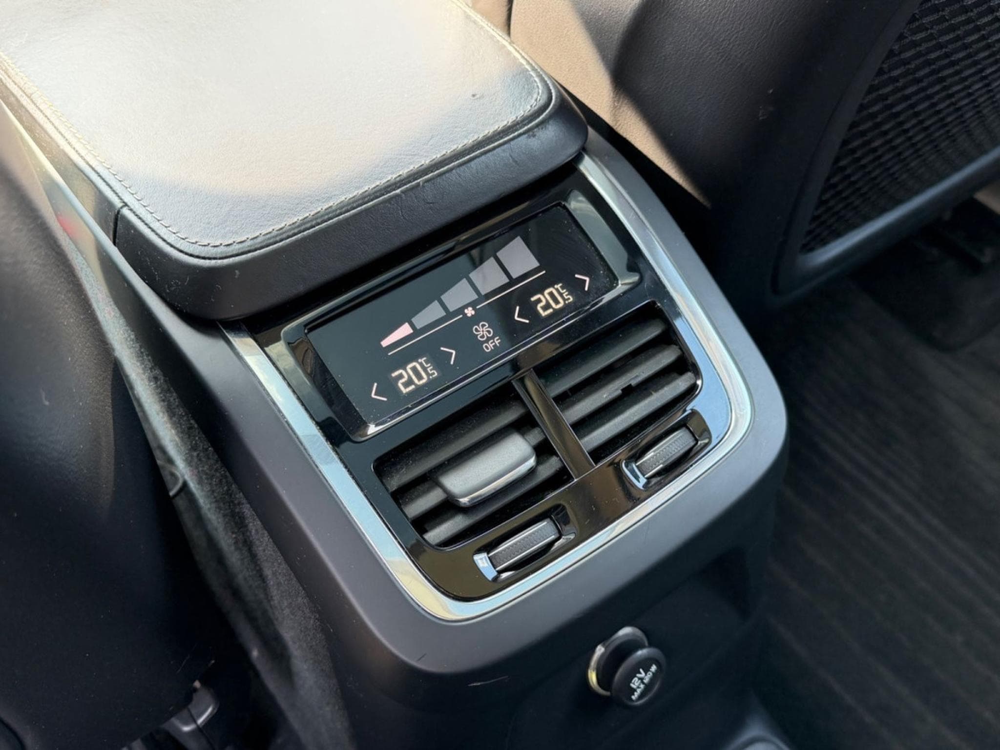 Volvo XC90 XC 90 XC90 Momentum Plug-In Hybrid AWD/ 7xSitzer (2016) - Foto 15