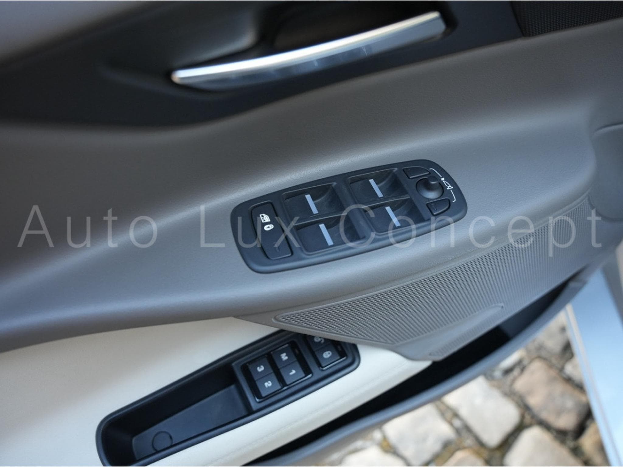 Jaguar XE Portfolio 20t (2016) - Photo 15