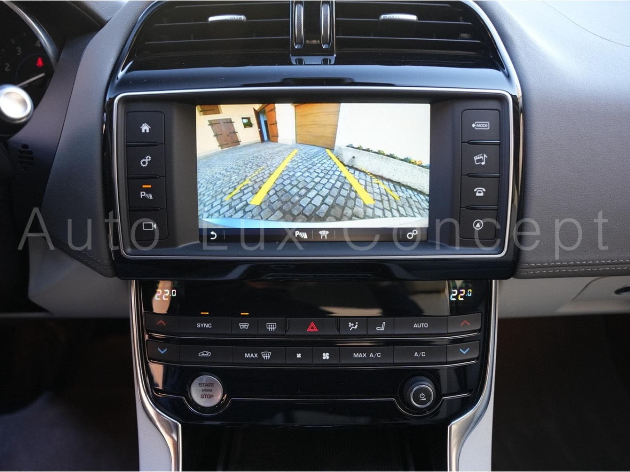 Jaguar XE Portfolio 20t (2016) - Photo 18