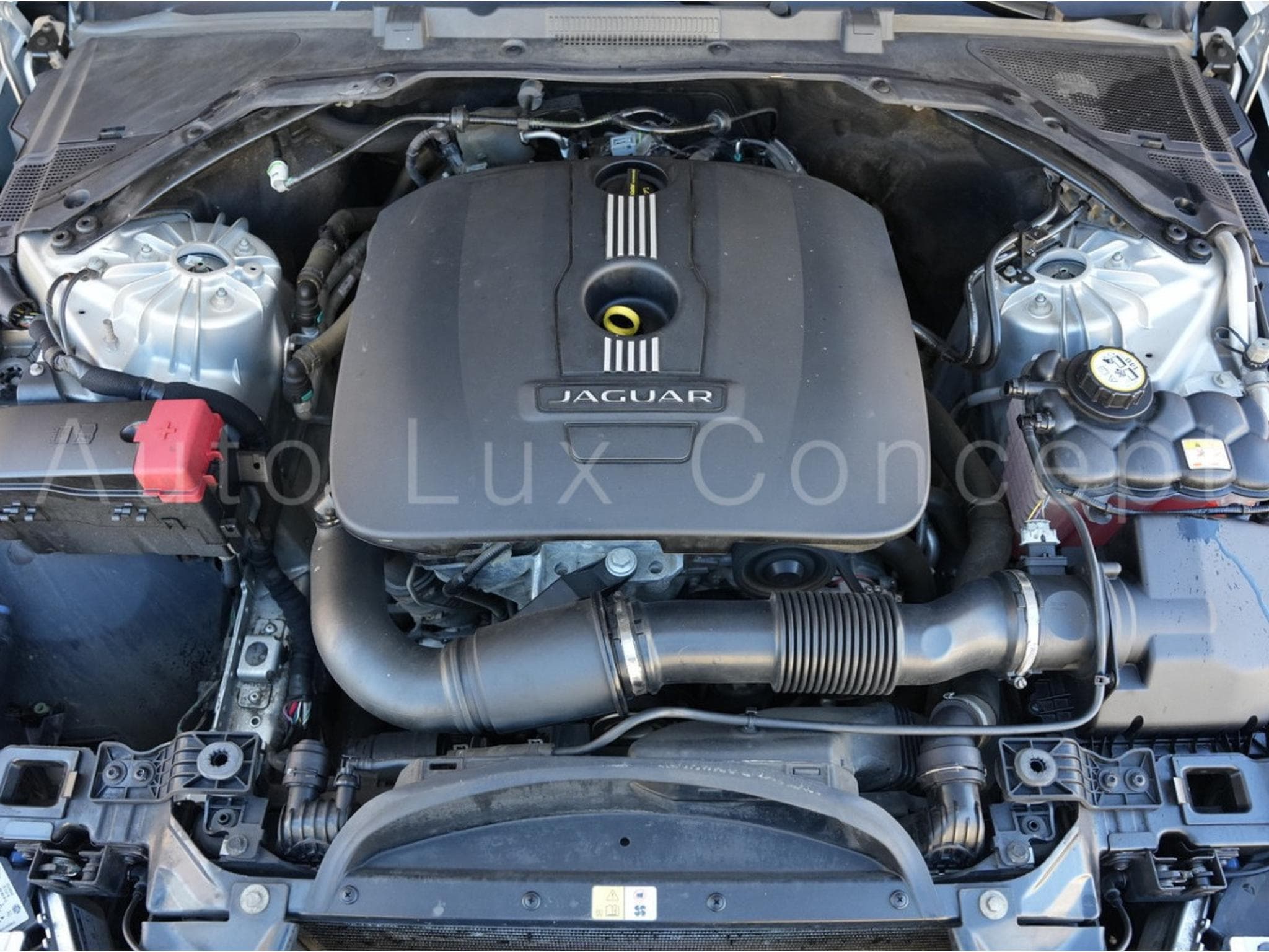 Jaguar XE Portfolio 20t (2016) - Photo 26