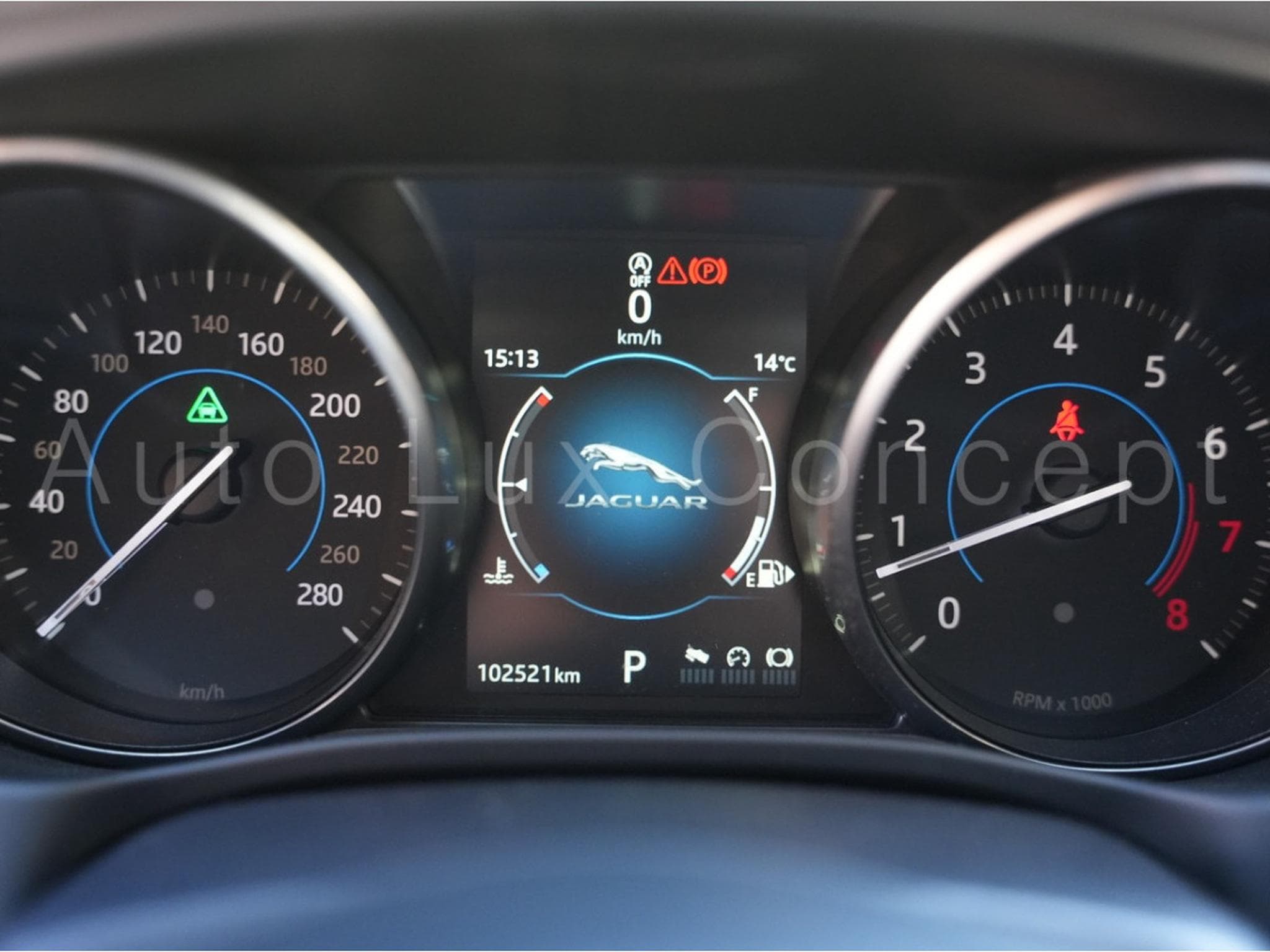 Jaguar XE Portfolio 20t (2016) - Photo 27