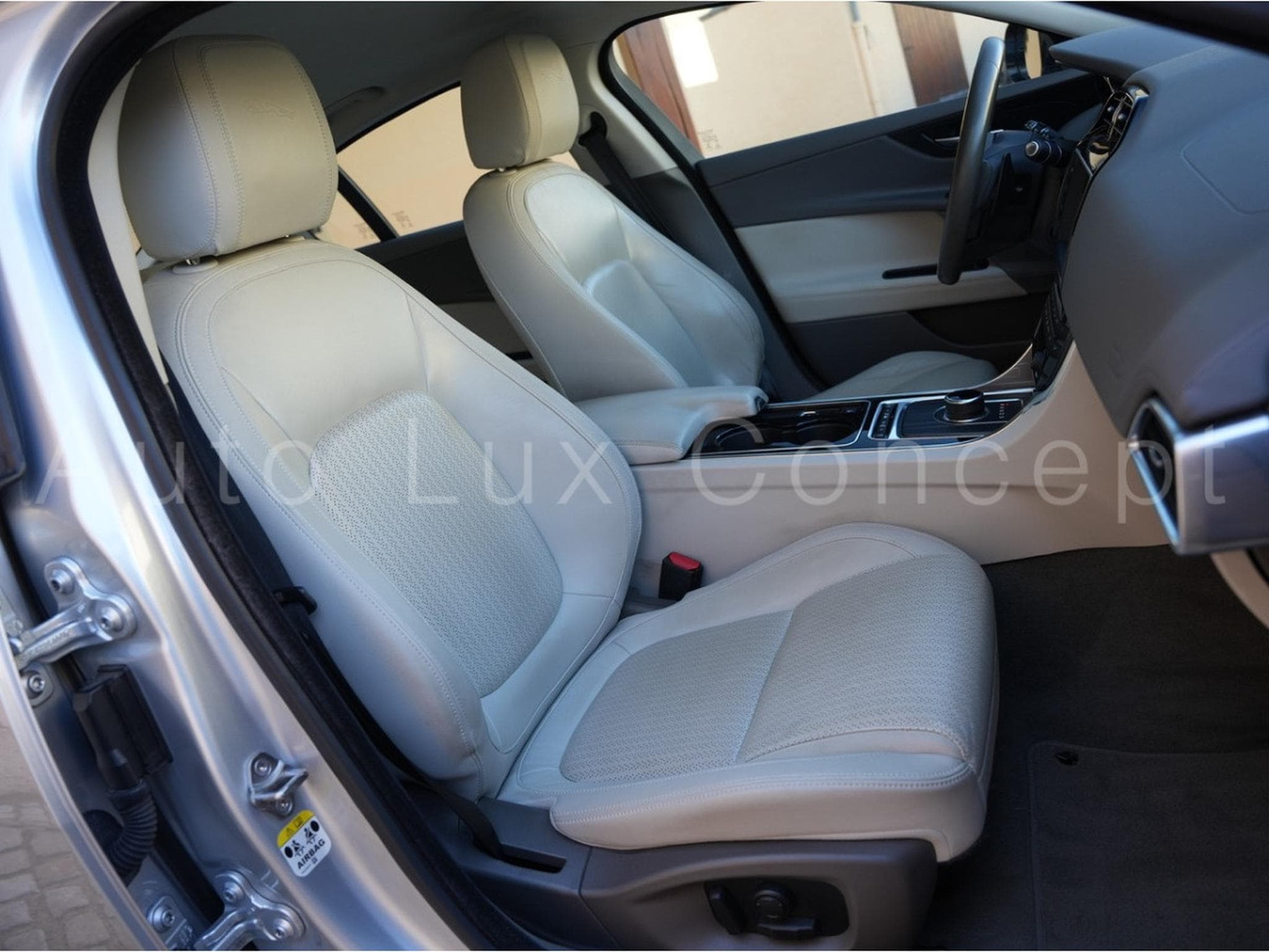 Jaguar XE Portfolio 20t (2016) - Photo 8