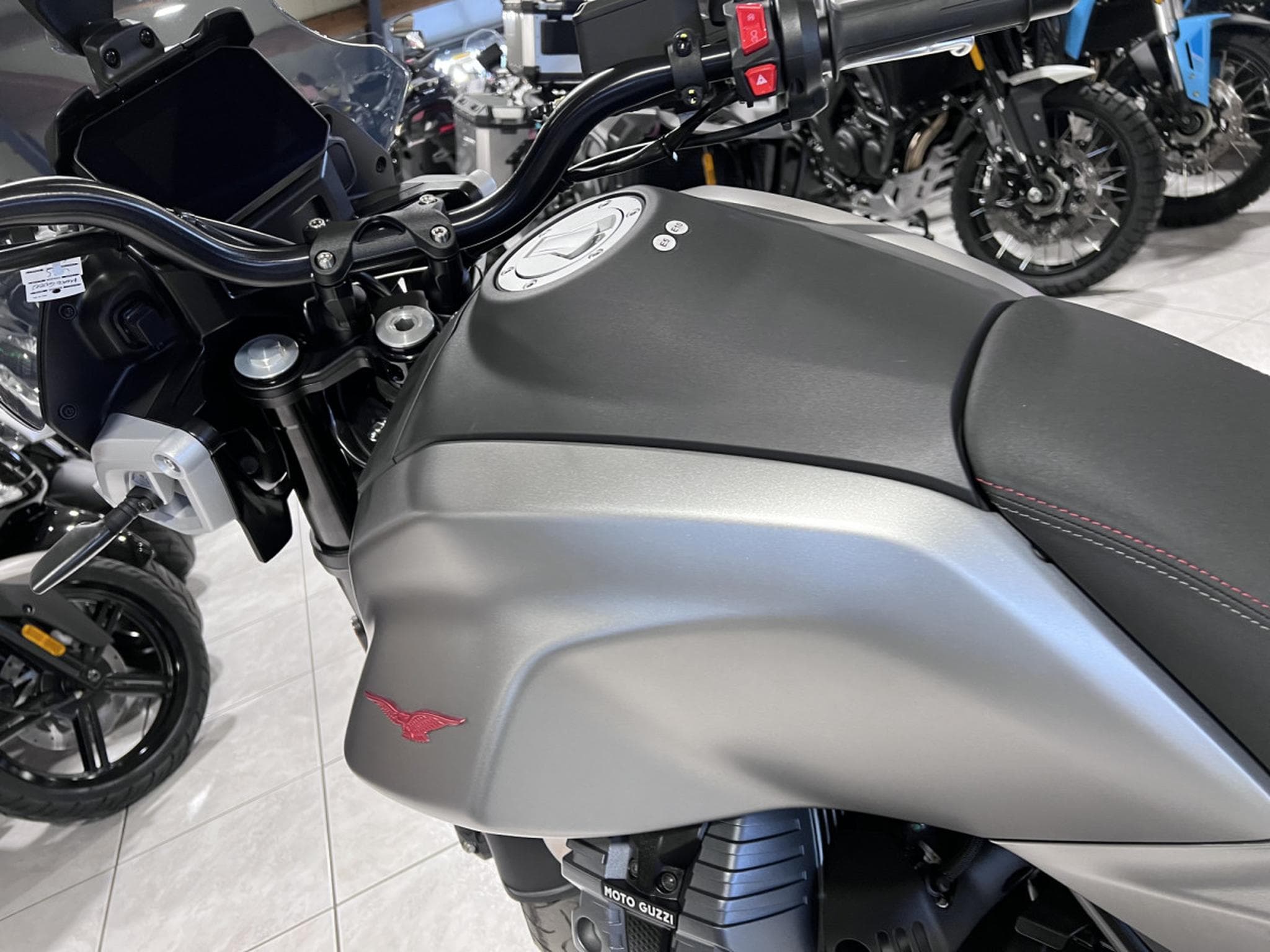 Moto Guzzi V85 TT  Strada (2025) - Photo 7