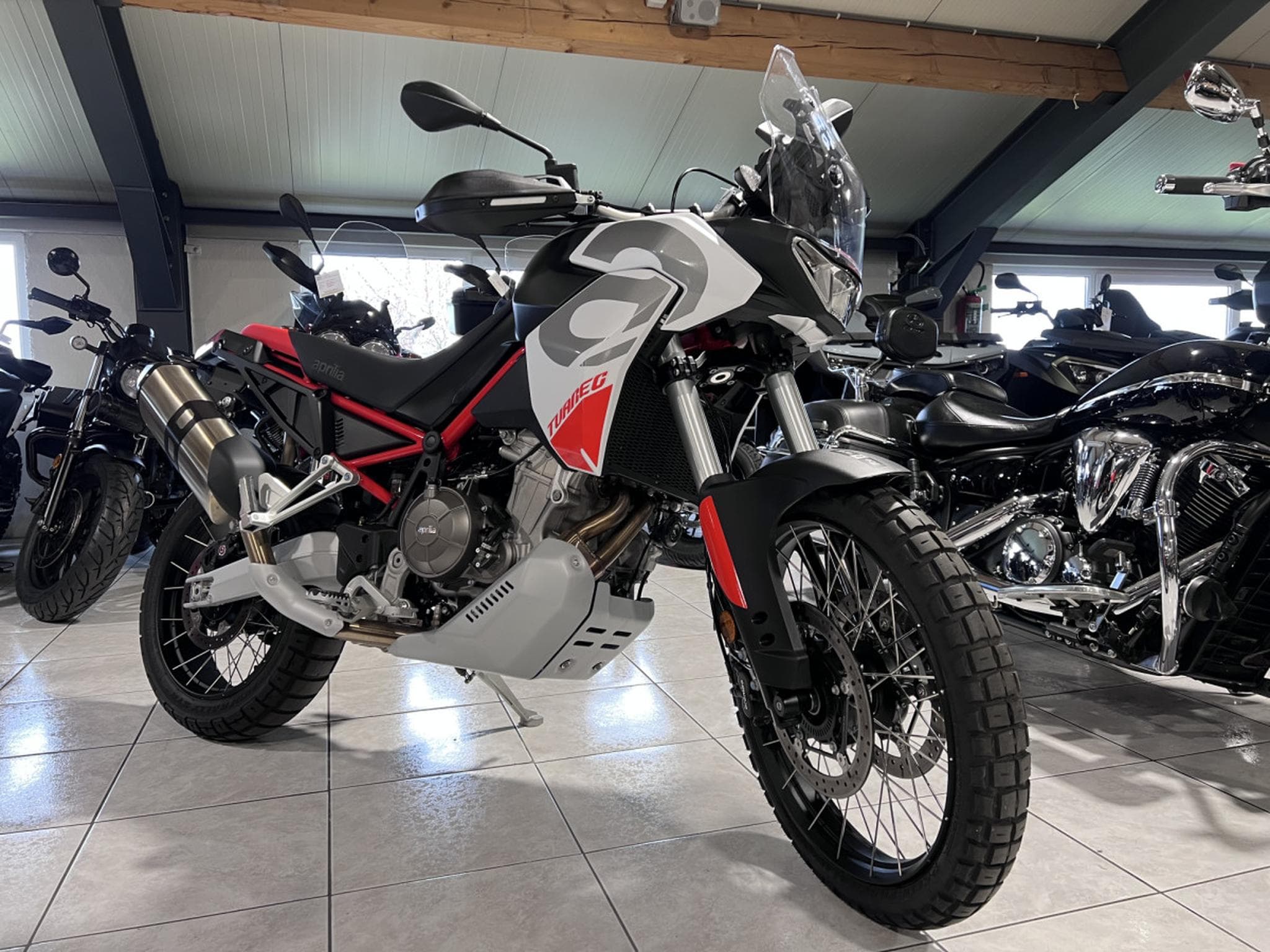Aprilia Tuareg 660 Hailstrom White disponible aussi en 35 KW (2025) - Photo 1