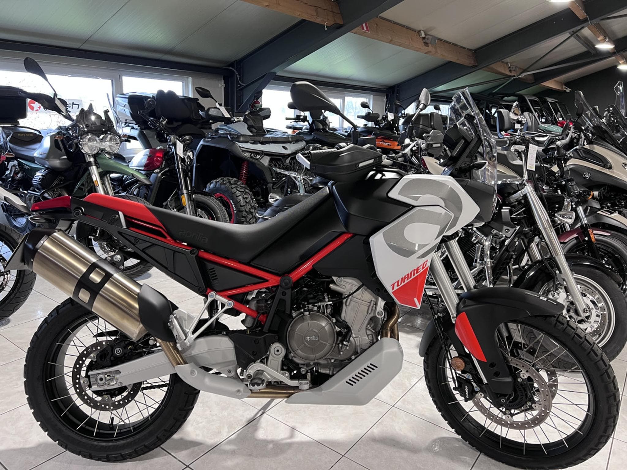 Aprilia Tuareg 660 Hailstrom White disponible aussi en 35 KW (2025) - Photo 2