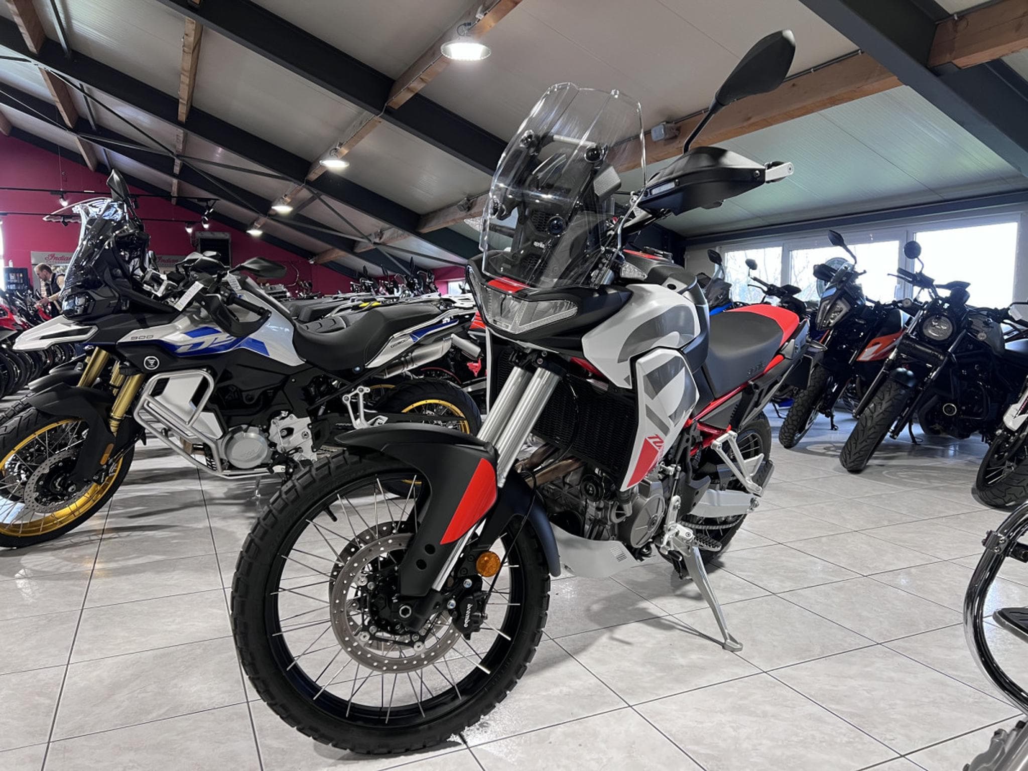 Aprilia Tuareg 660 Hailstrom White disponible aussi en 35 KW (2025) - Photo 3