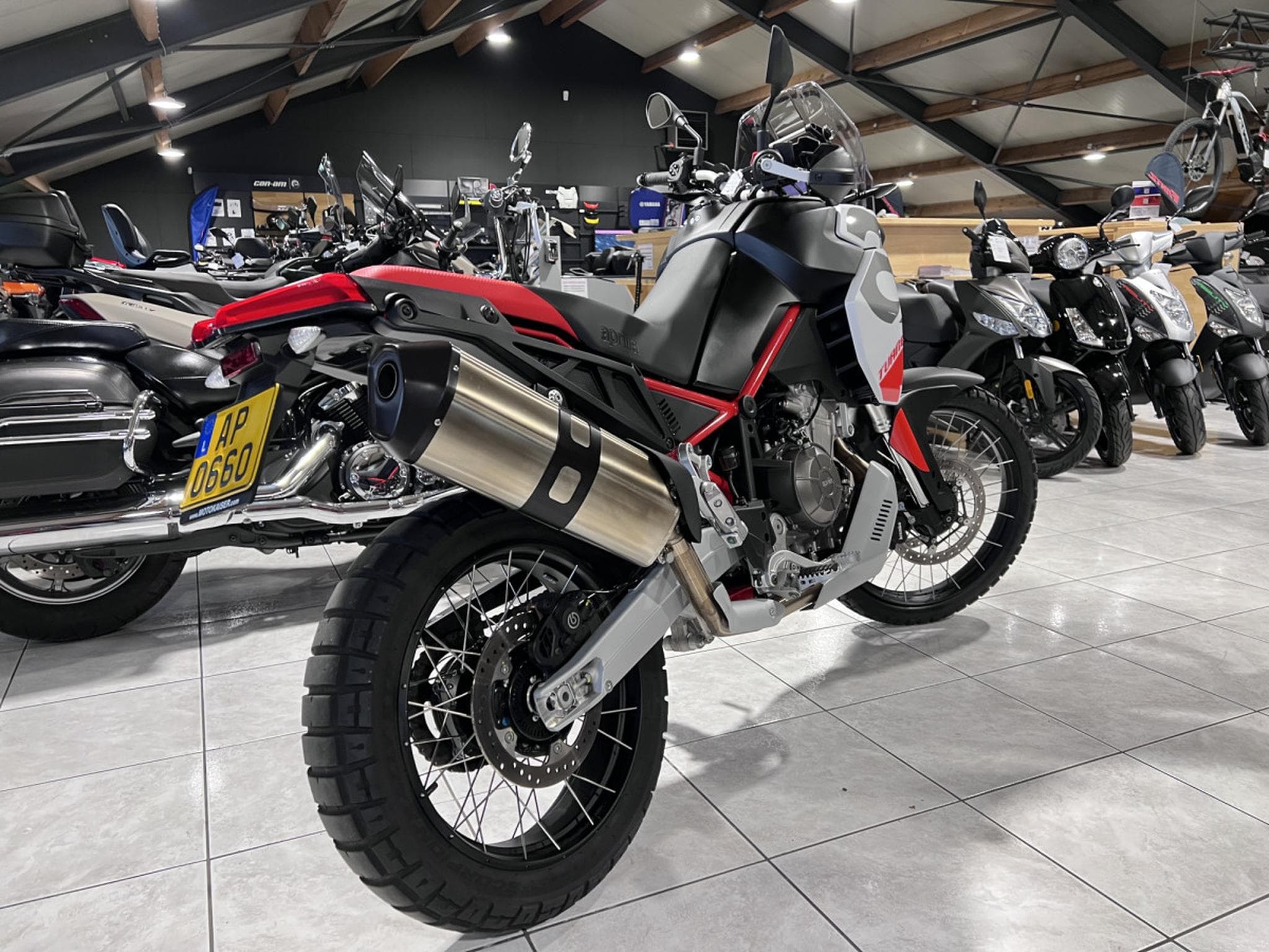 Aprilia Tuareg 660 Hailstrom White disponible aussi en 35 KW (2025) - Photo 4