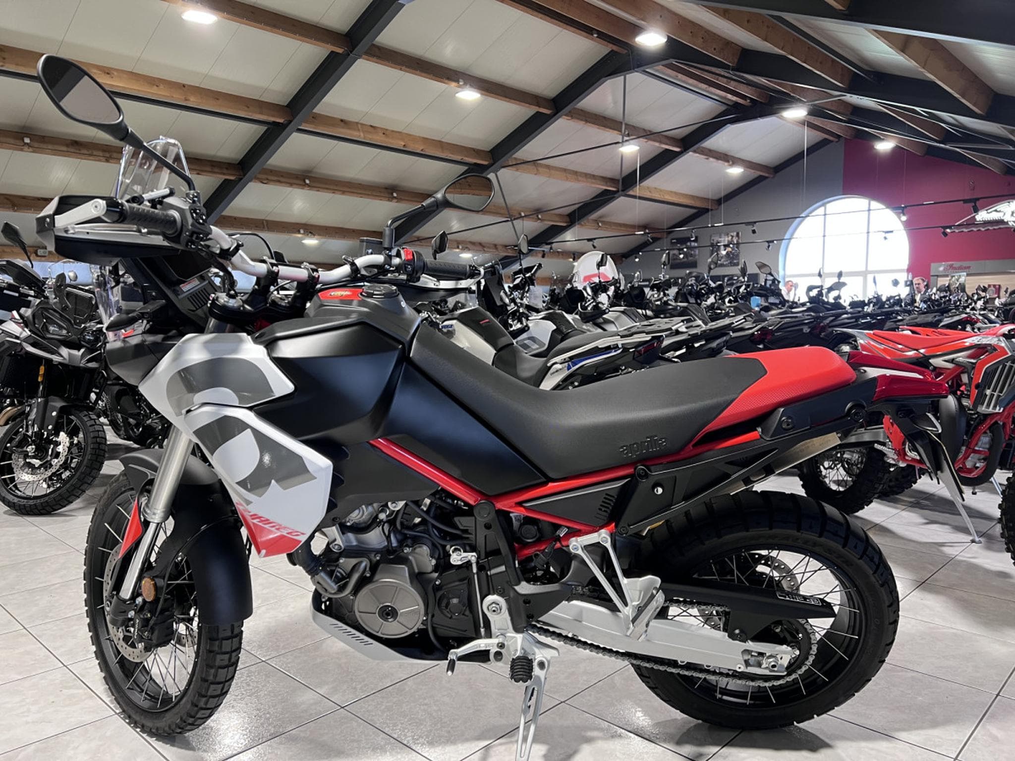 Aprilia Tuareg 660 Hailstrom White disponible aussi en 35 KW (2025) - Photo 5