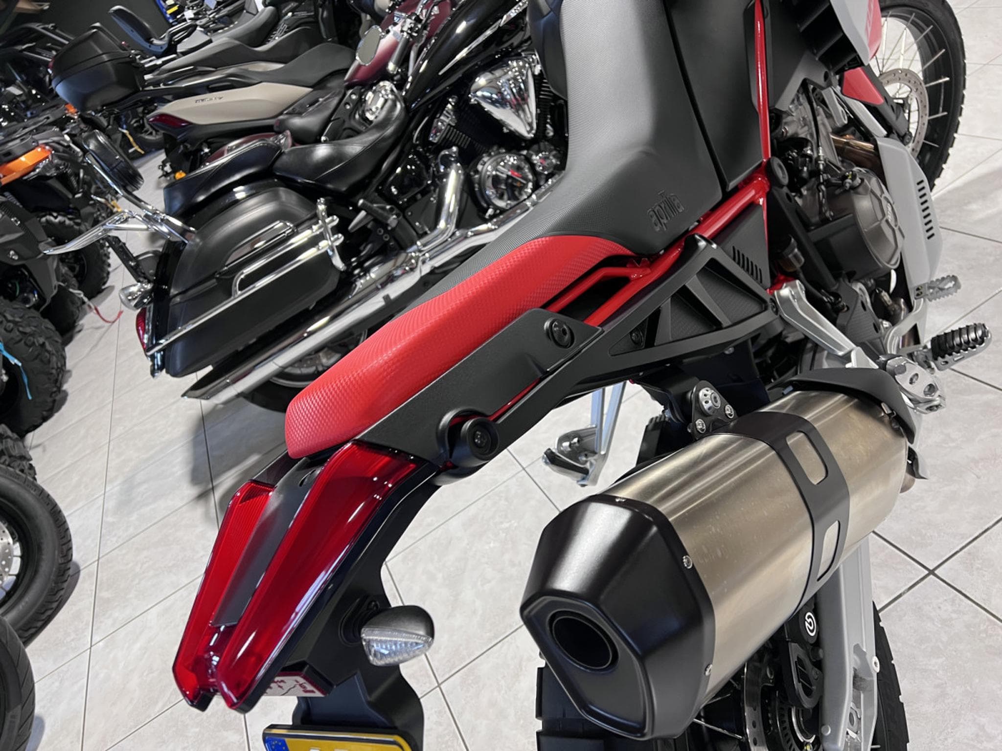 Aprilia Tuareg 660 Hailstrom White disponible aussi en 35 KW (2025) - Photo 6